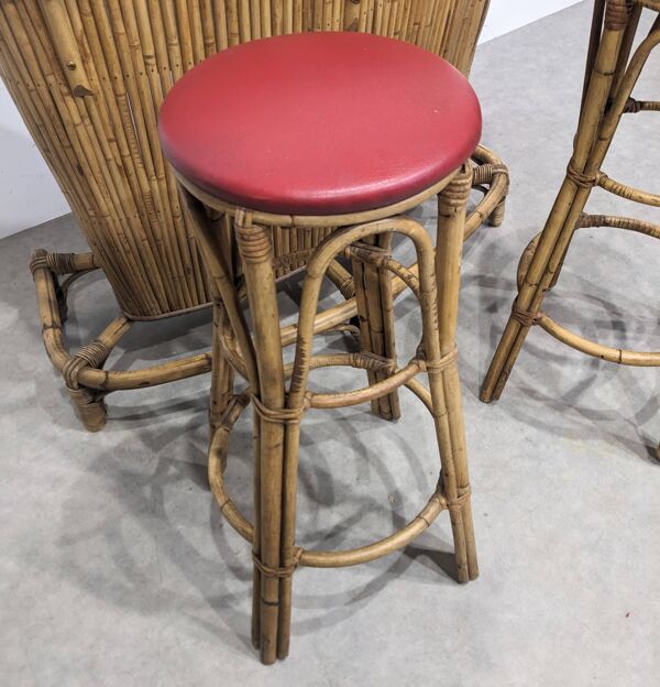 Bar vintage en bambous et deux tabourets.