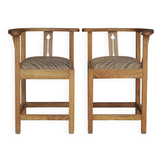 Paire de chaises d'angle en chêne dans le style de Liberty & Co, années 1920
