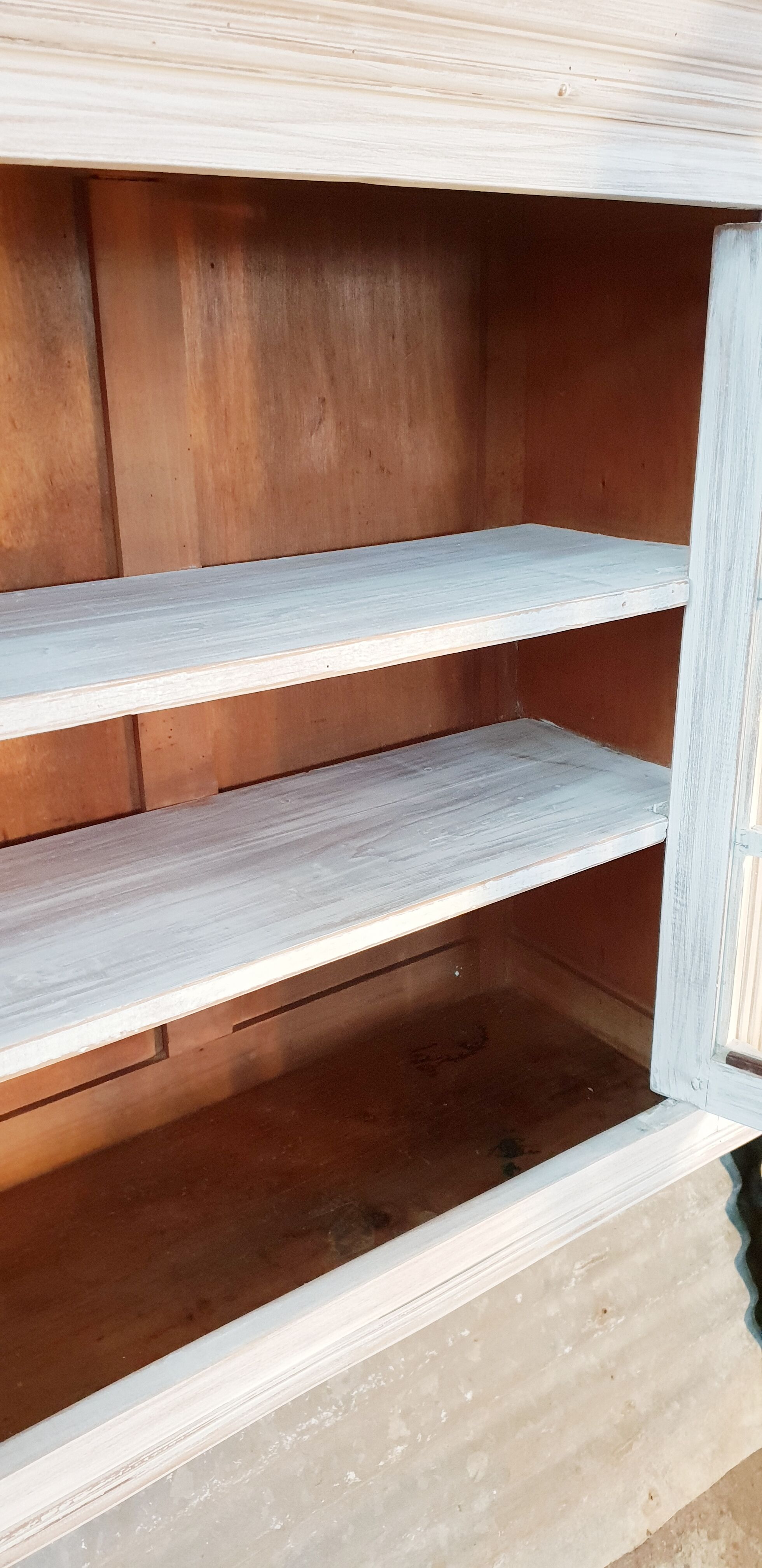 Showcase furniture to hang