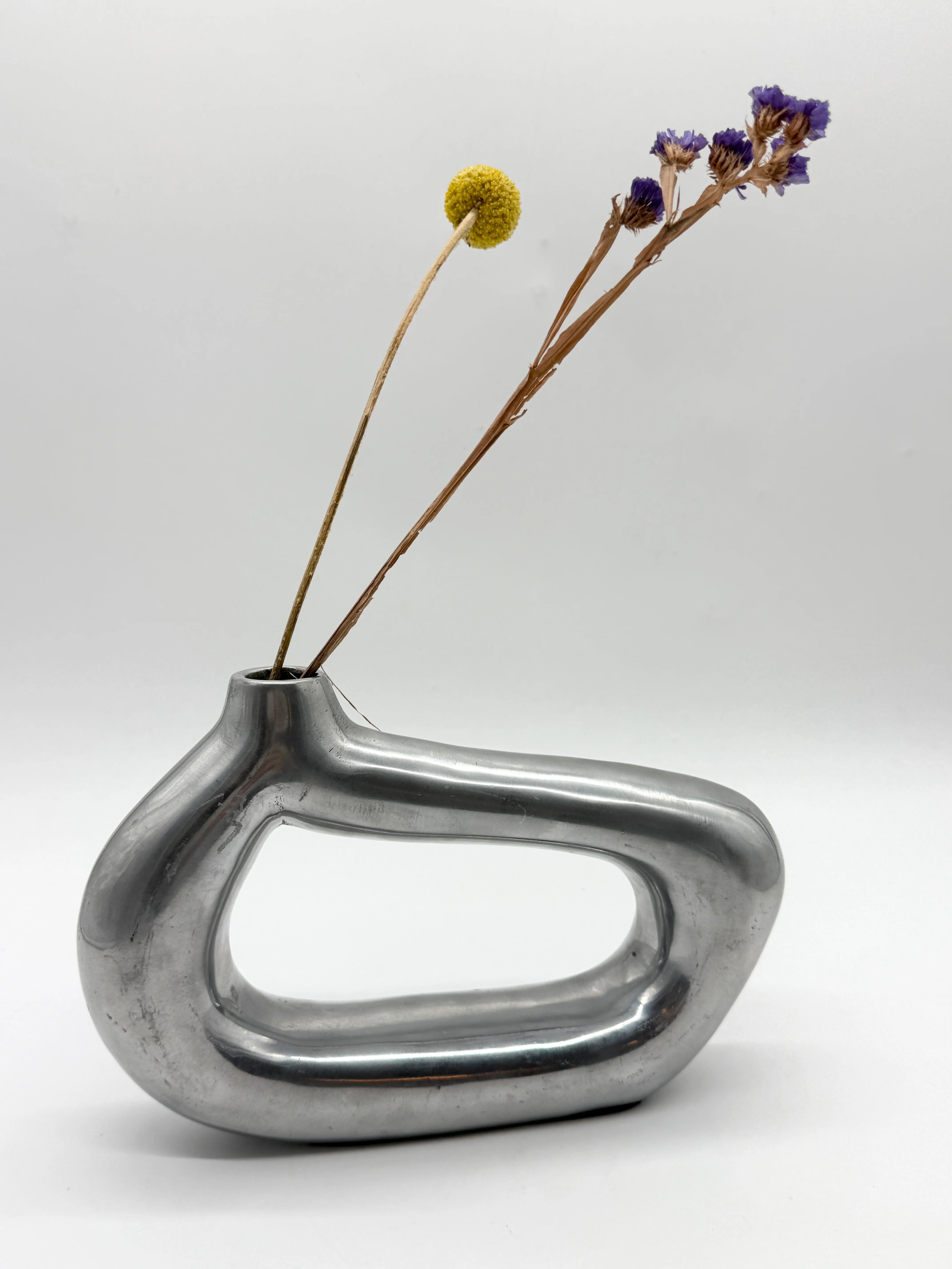 Vase sculptural en fonte d’aluminium, 1970s