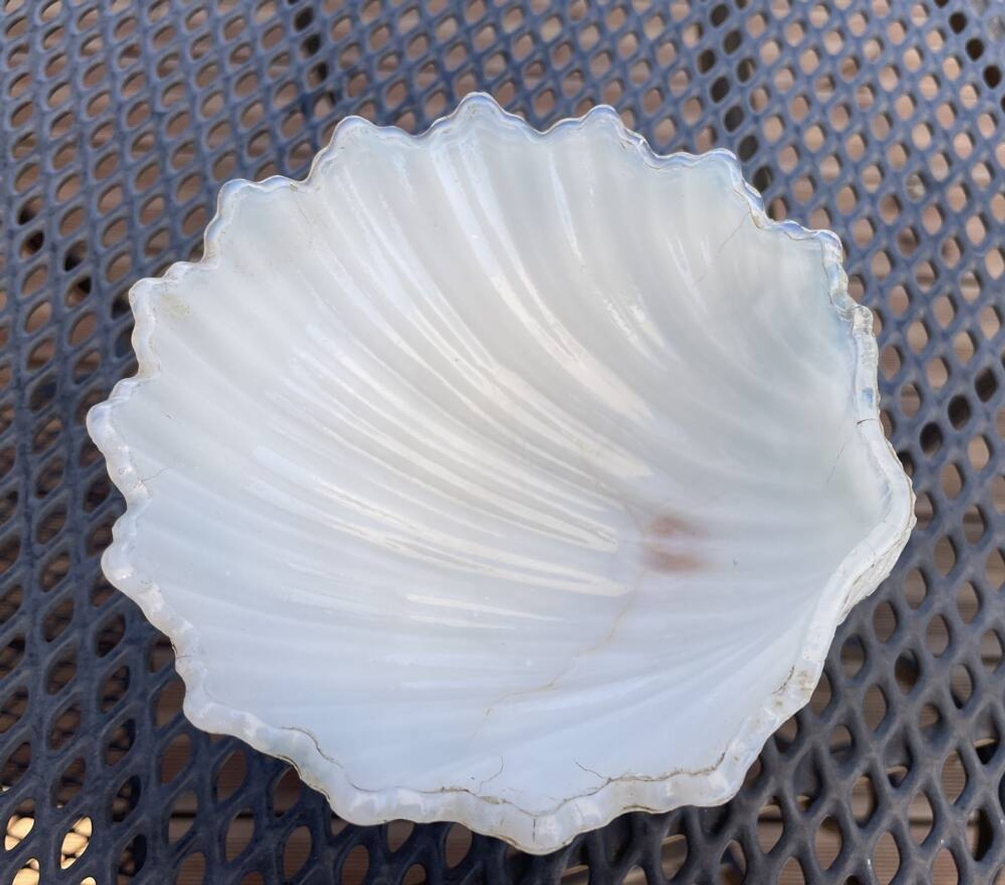 Shell-shaped trinket dish in white opaline with green foliage decoration
