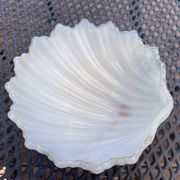 Shell-shaped trinket dish in white opaline with green foliage decoration