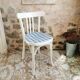 Chaise bistrot vintage Baumann blanche et vichy bleu
