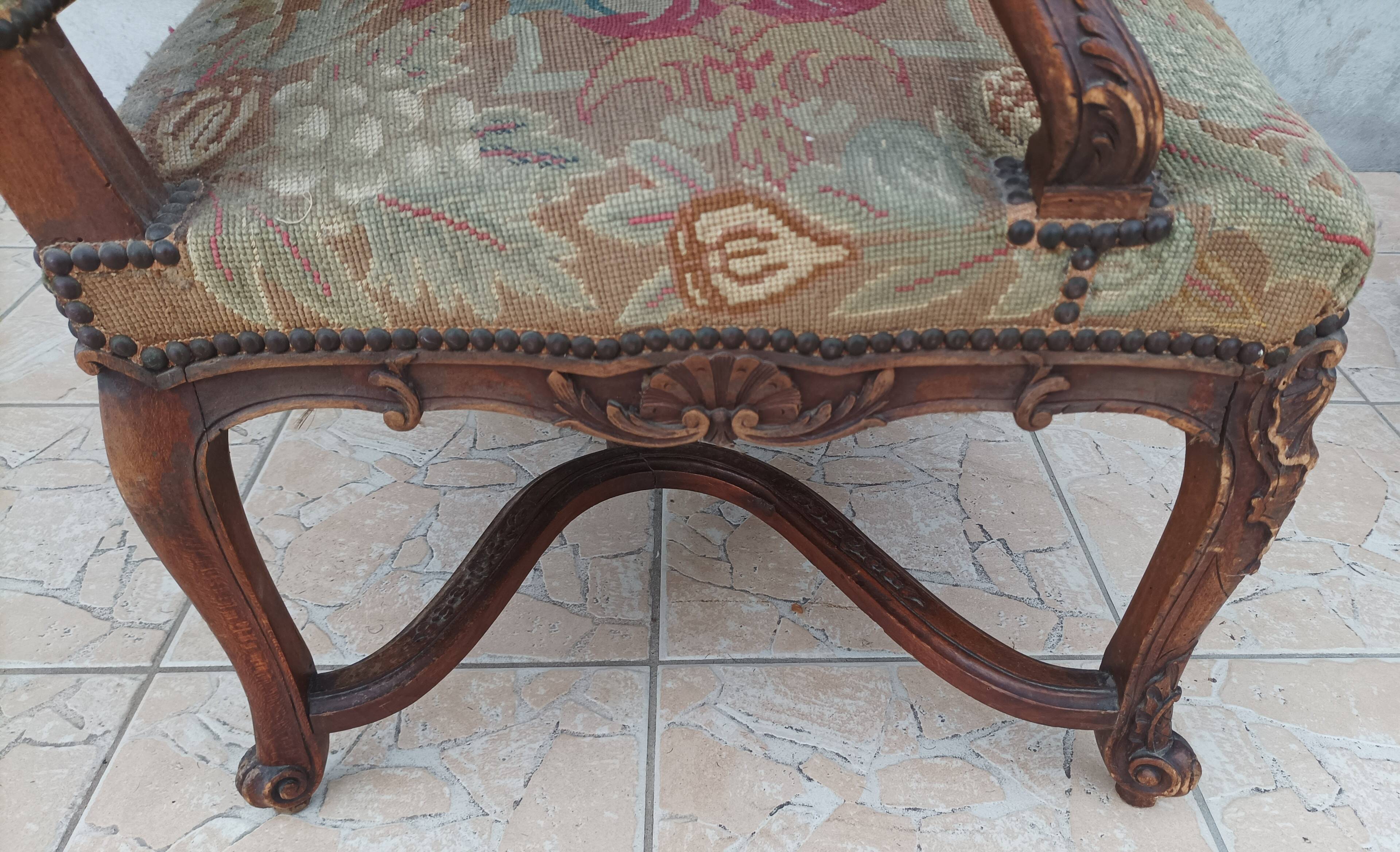 Paire de fauteuils Régence en noyer sculpté