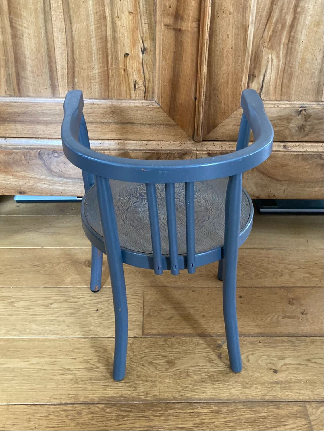Curved wooden armchair from the late 19th/early 20th century.
