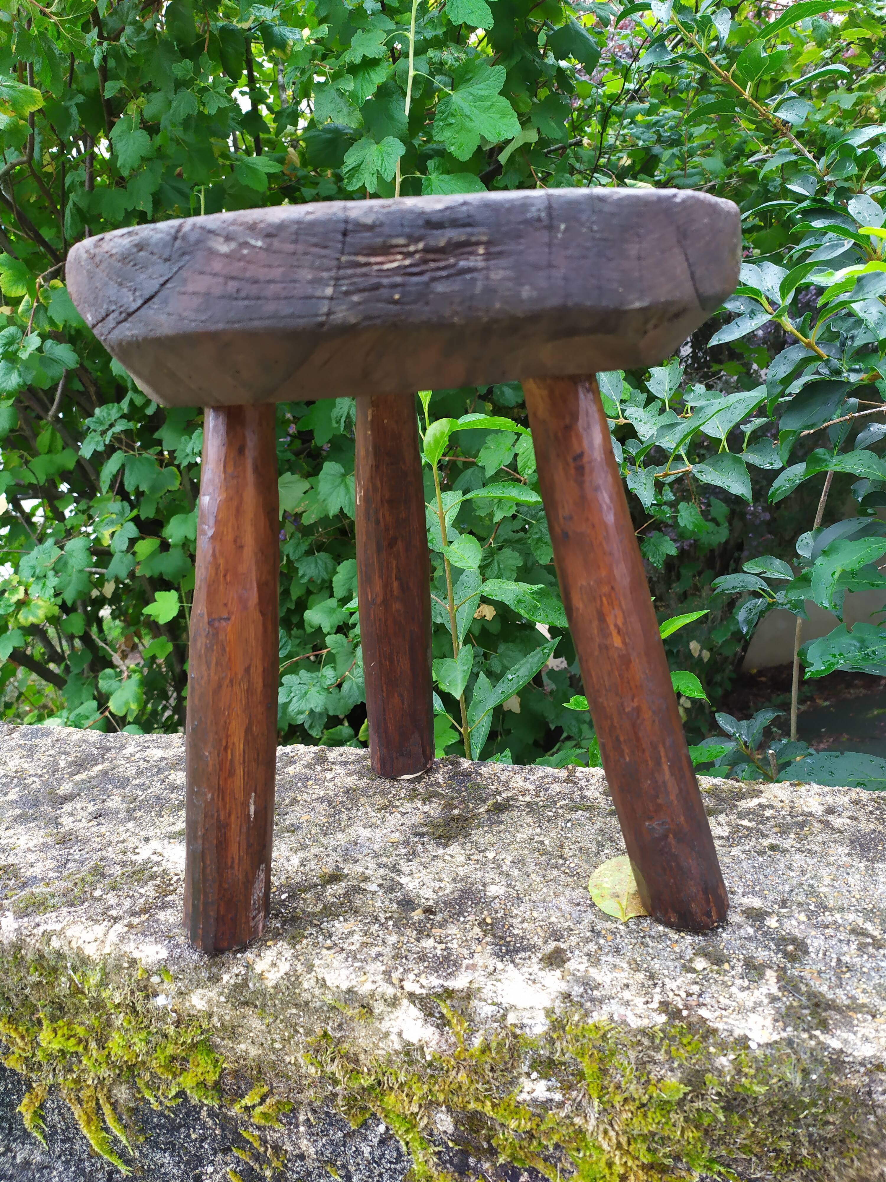 Tabouret tripode en bois brut