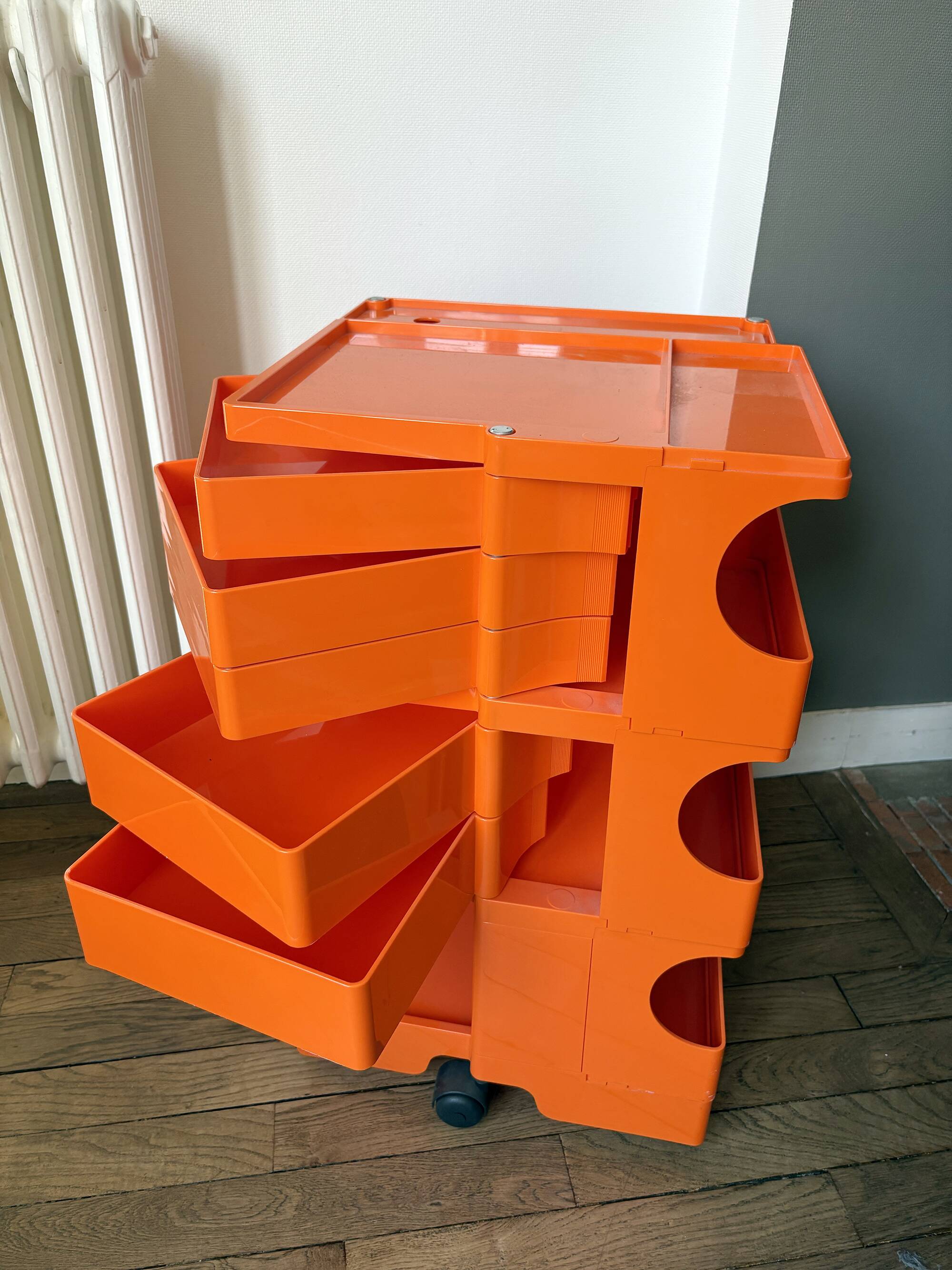 Boby B-Line trolley by Joe Colombo, Italian design 1970.