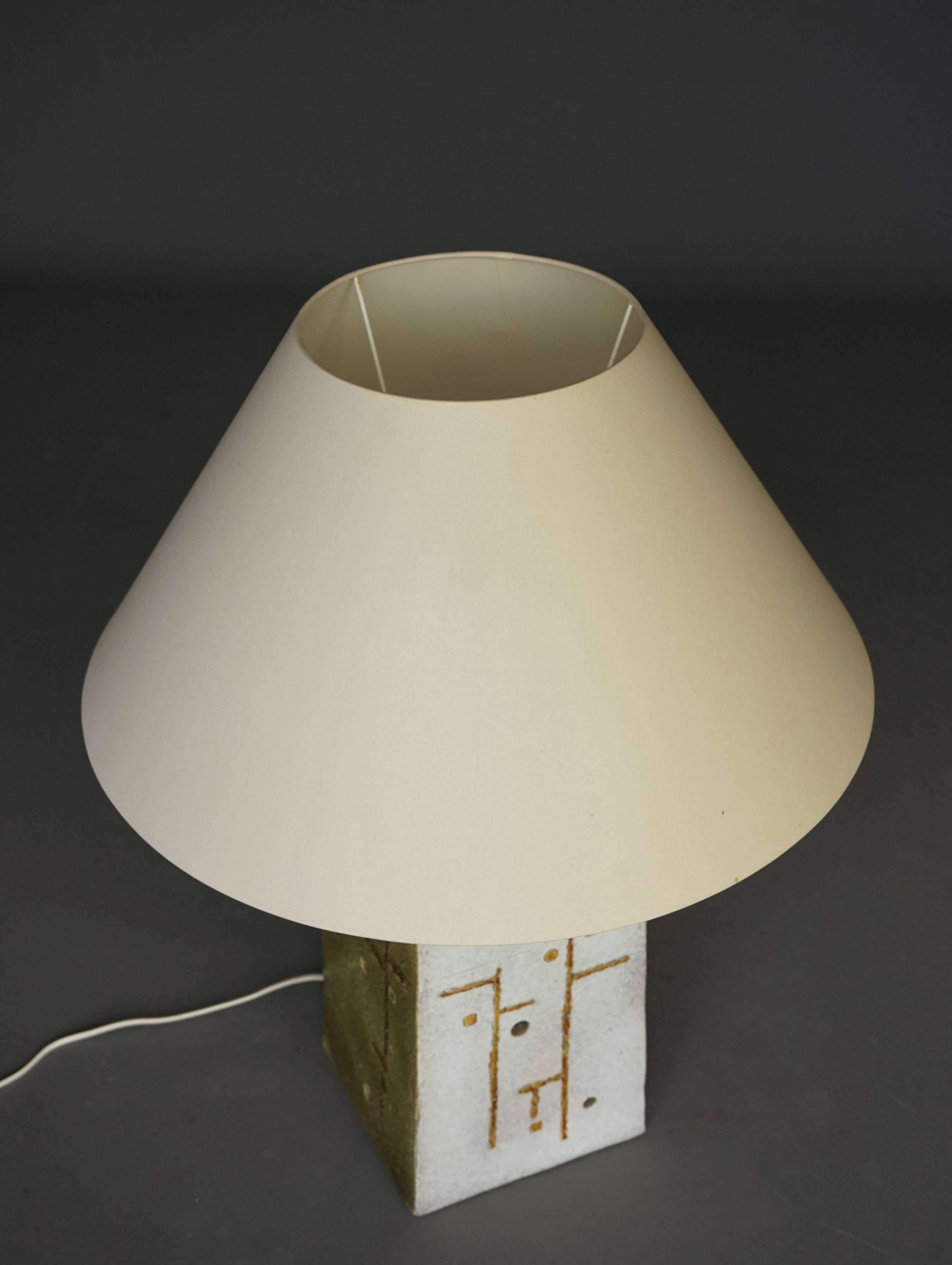 Lampe de table en céramique de style mid-century avec design abstrait, années 1970.