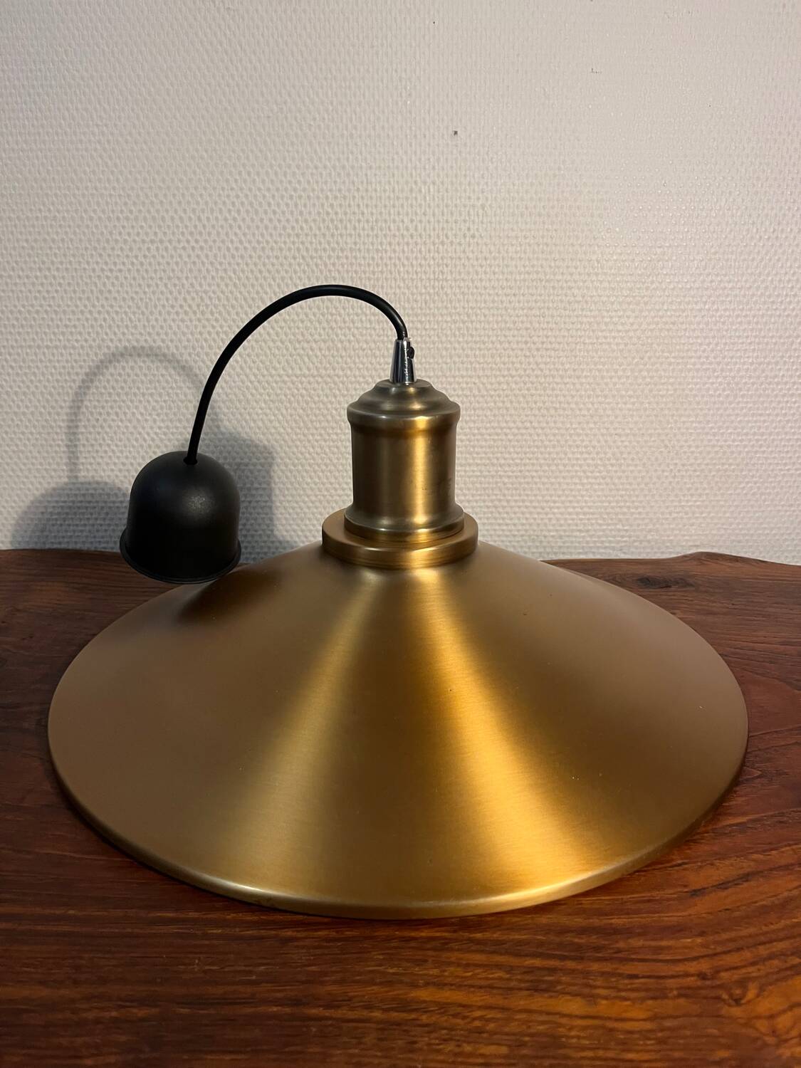 Suspension in gold aluminum metal