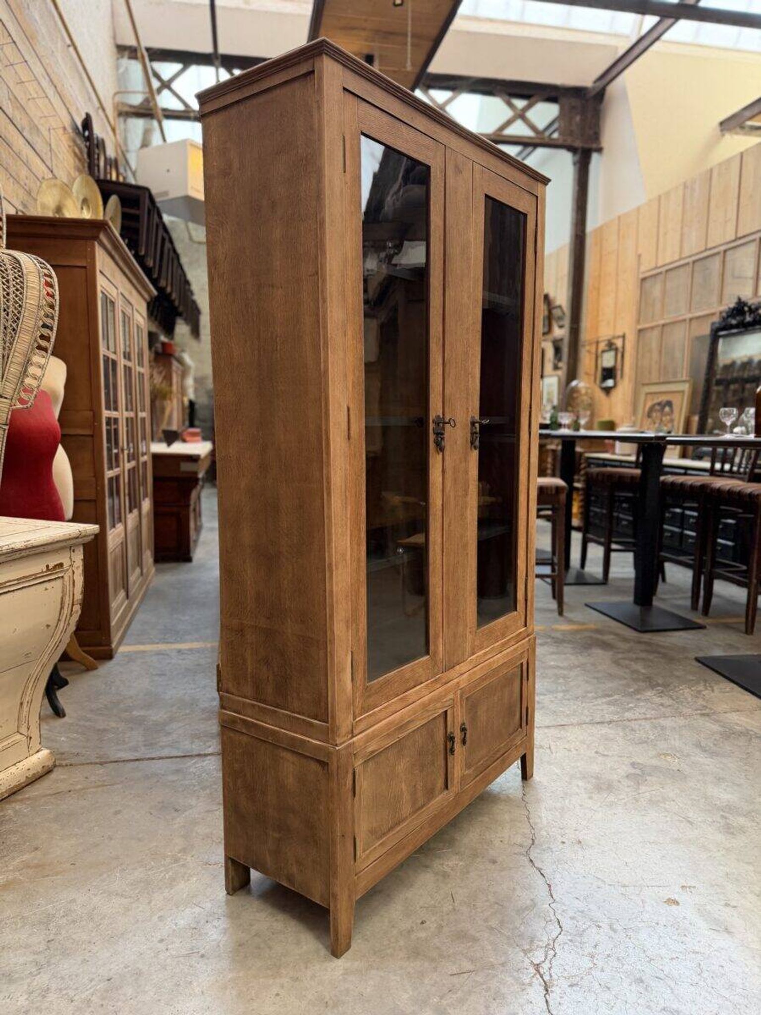 Oak display cabinet from the early 20th century.