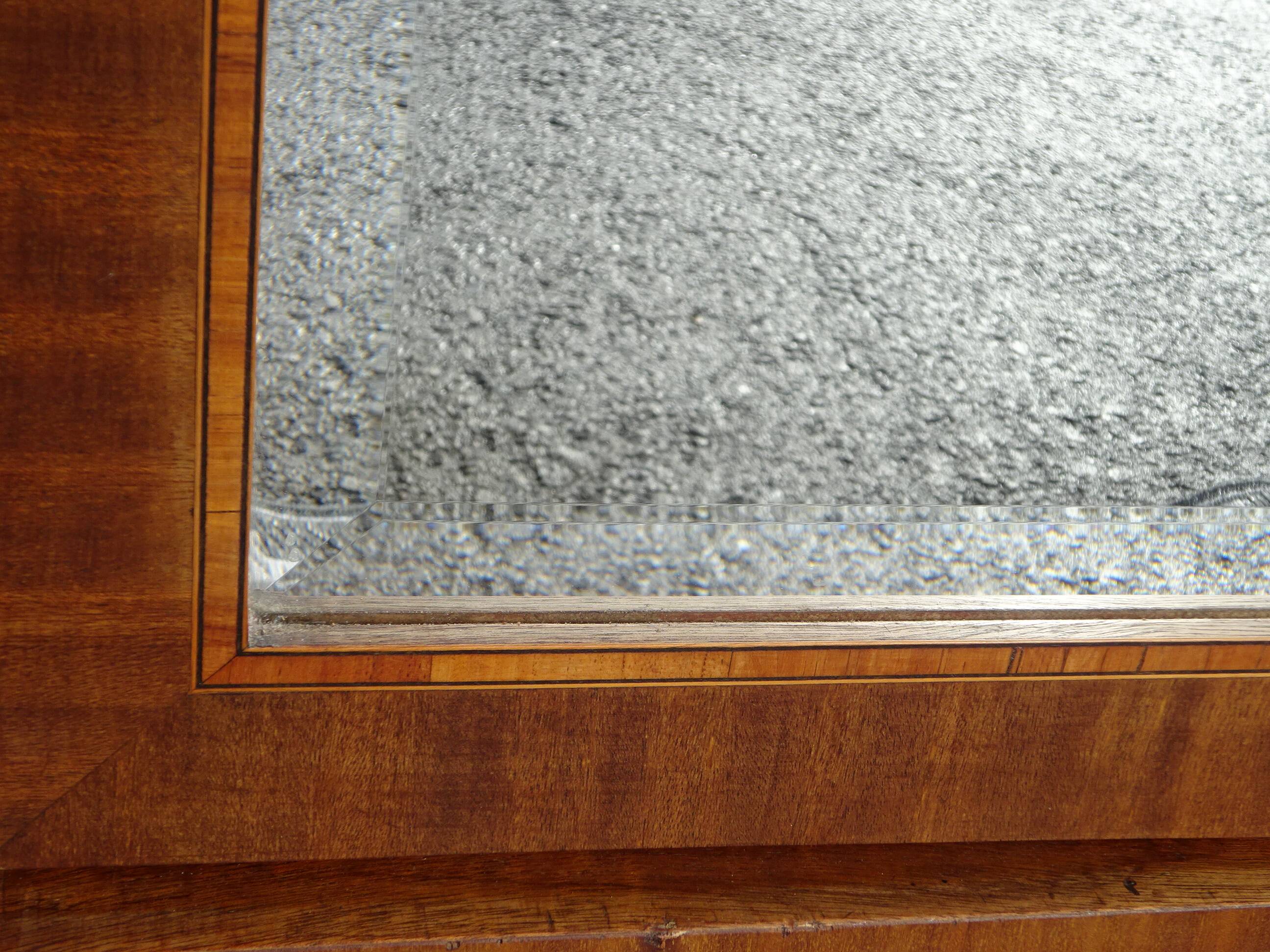 Ancienne armoire Louis XVI avec bronze et marqueterie