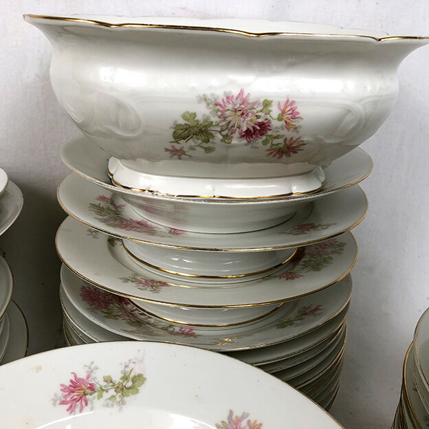 Limoges porcelain service decorated with flowers, mid XXth 57 pieces