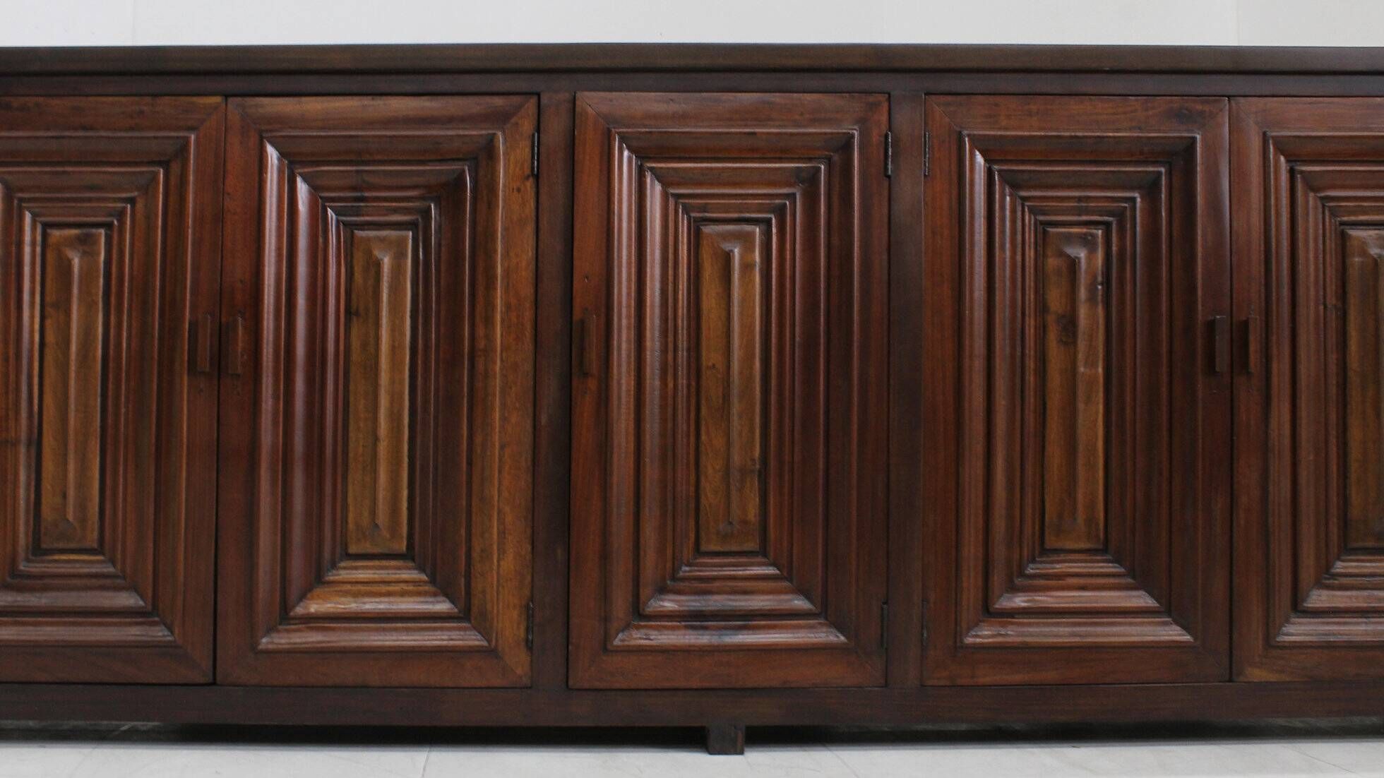 Buffet brutaliste espagnol en bois massif sculpté