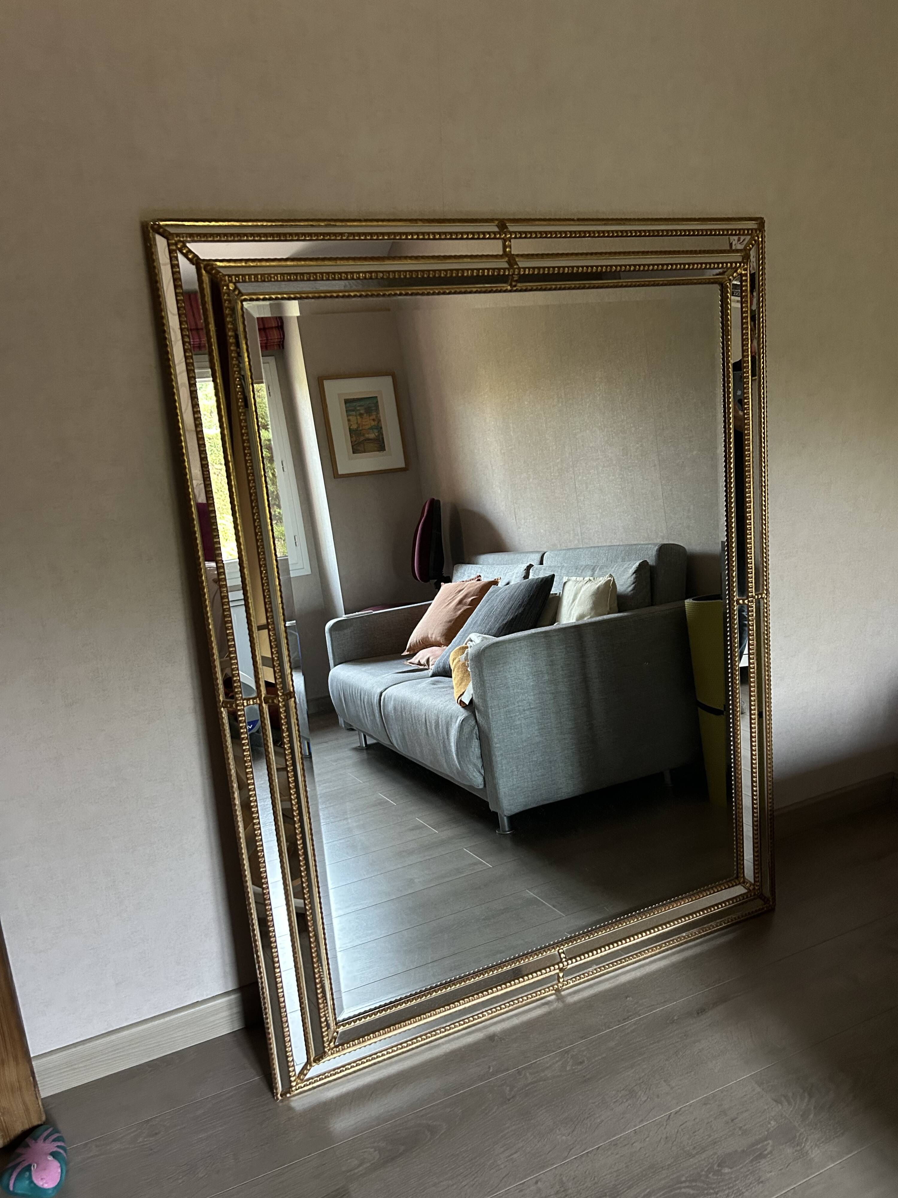 Miroir rectangulaire en bois doré sculpté