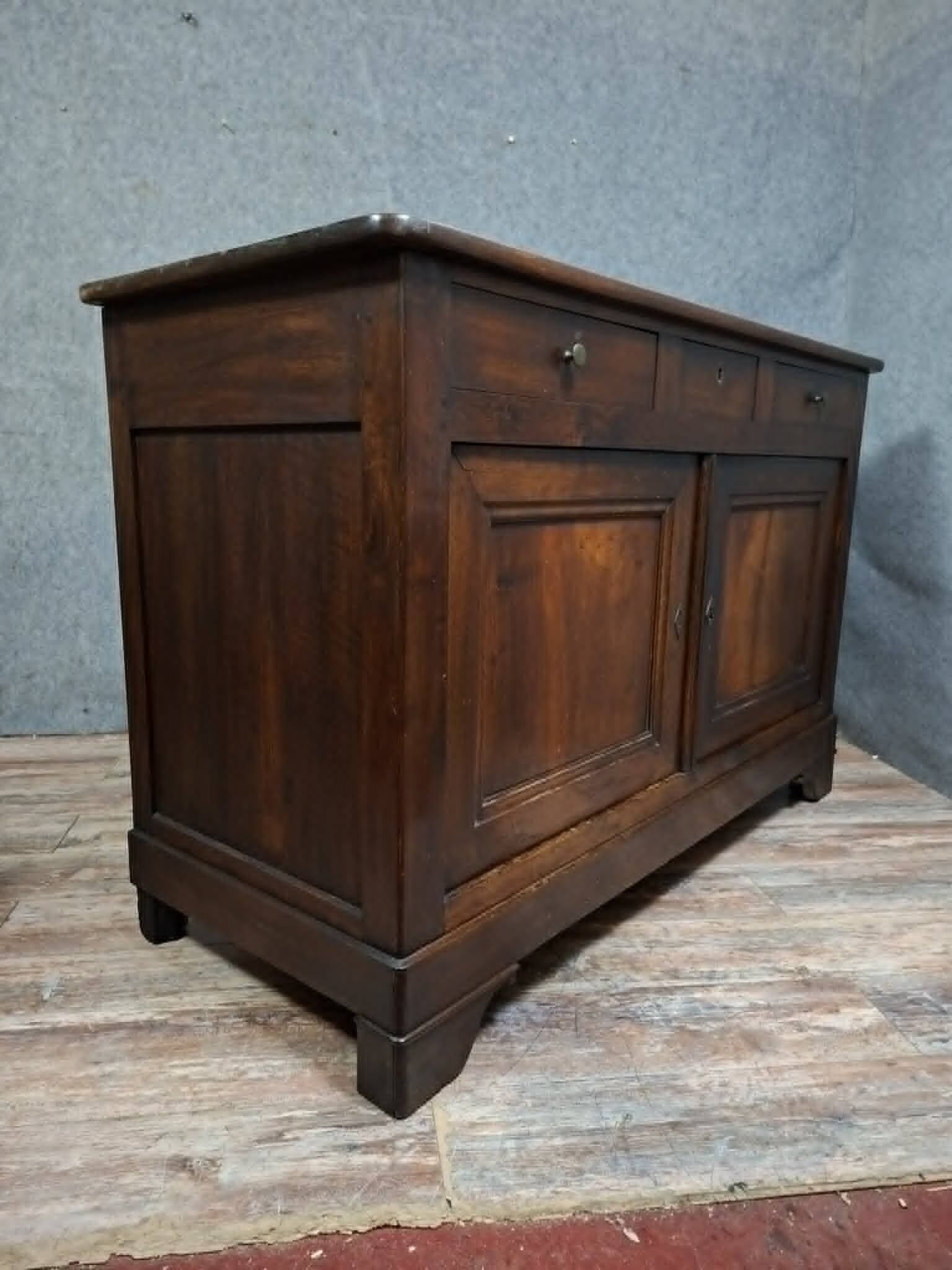 Buffet from the Louis Philippe era in solid walnut, dating from the 19th century.