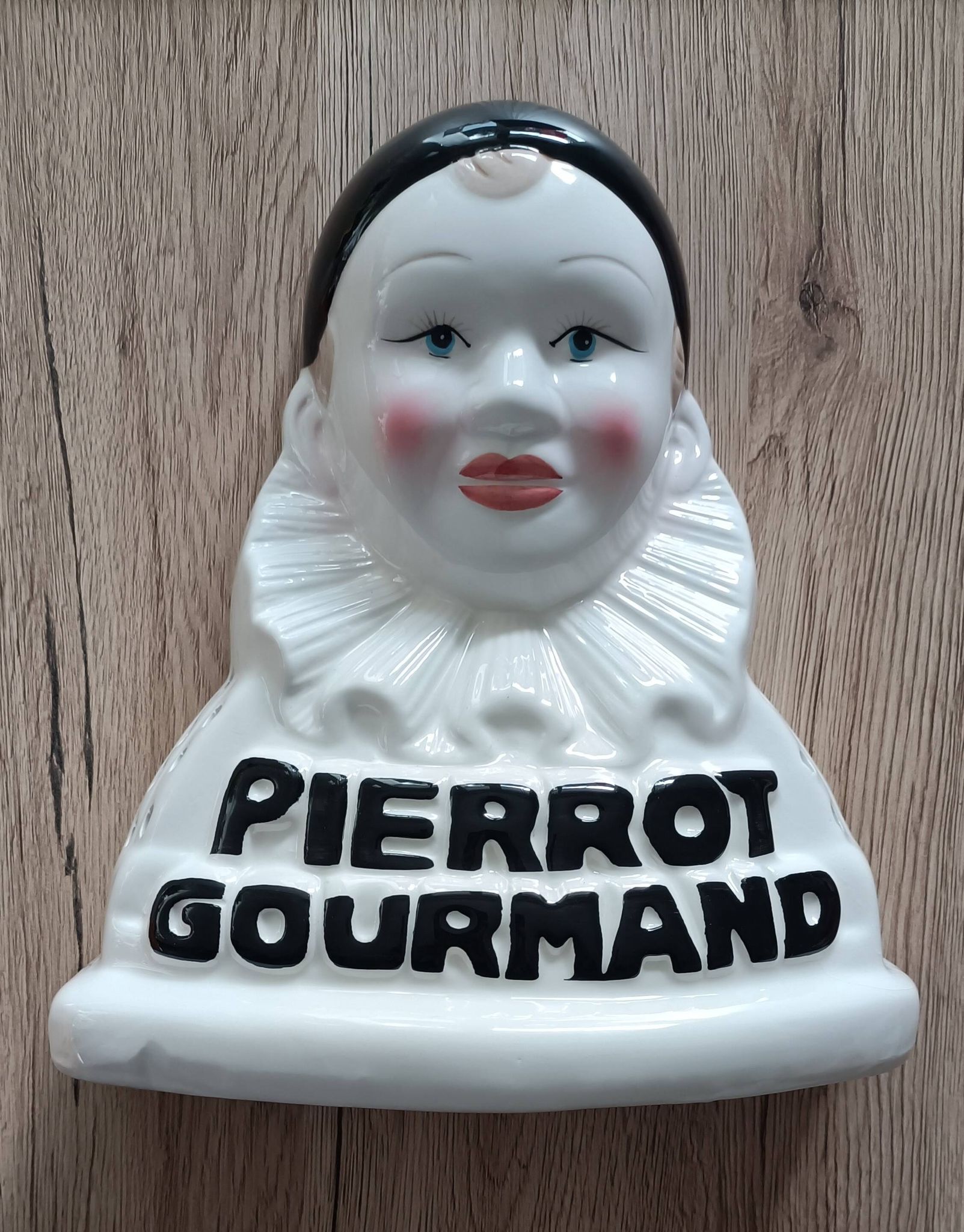 Advertising lollipop display with gourmet Pierrot bust in porcelain