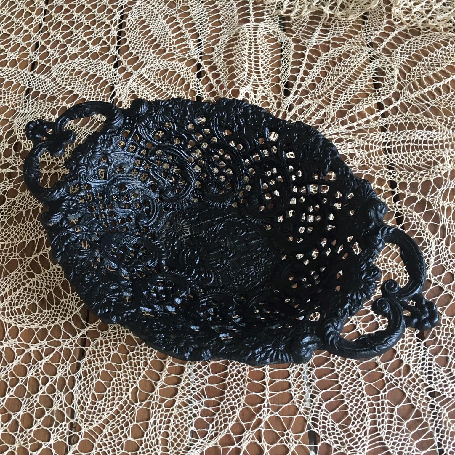 Fruit basket or bread in metal worked lace effect. Black color
