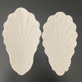 2 shell-shaped cups