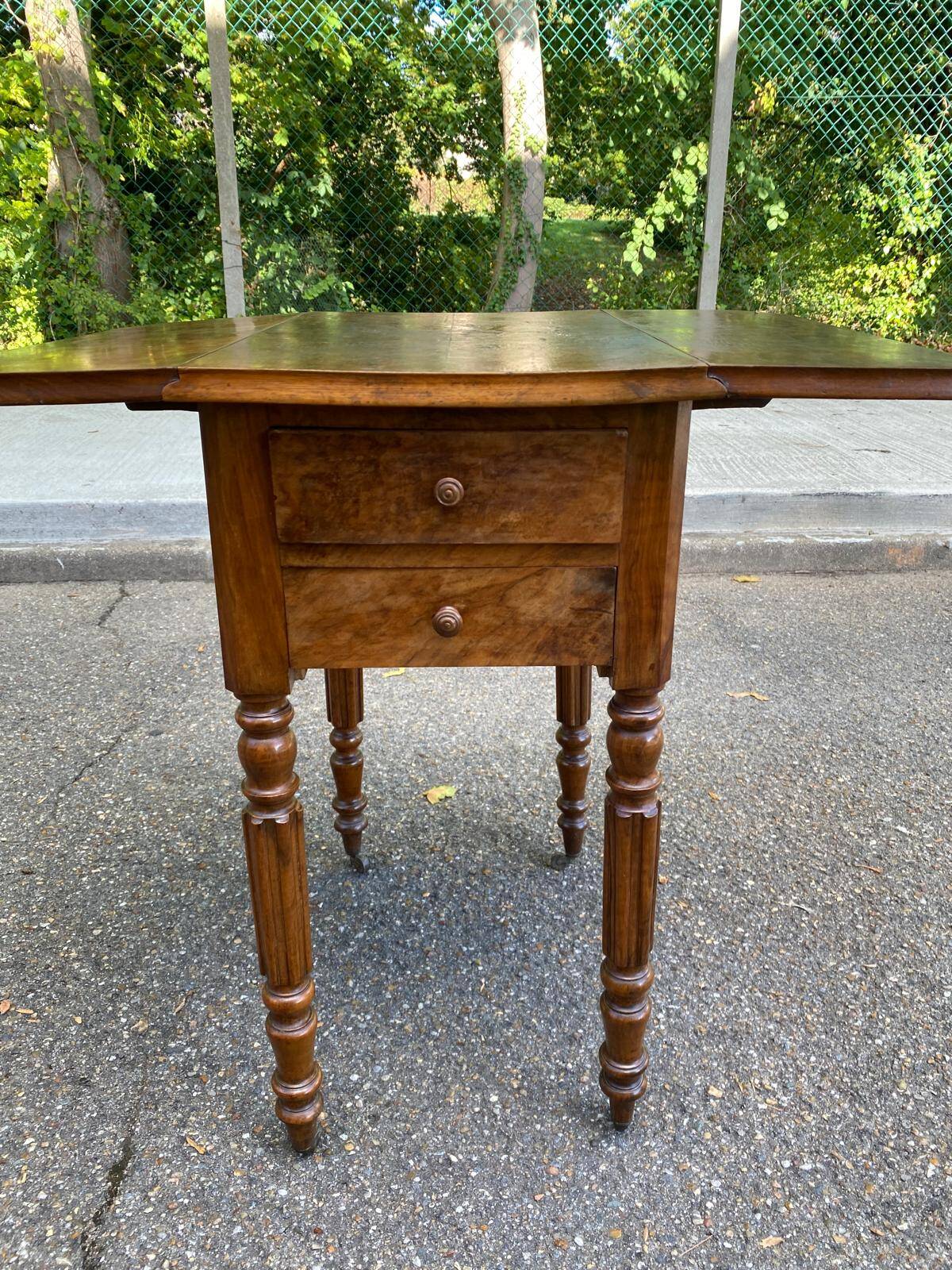 Victorian Pembroke table from the 19th century in walnut burr with drop-leaves.