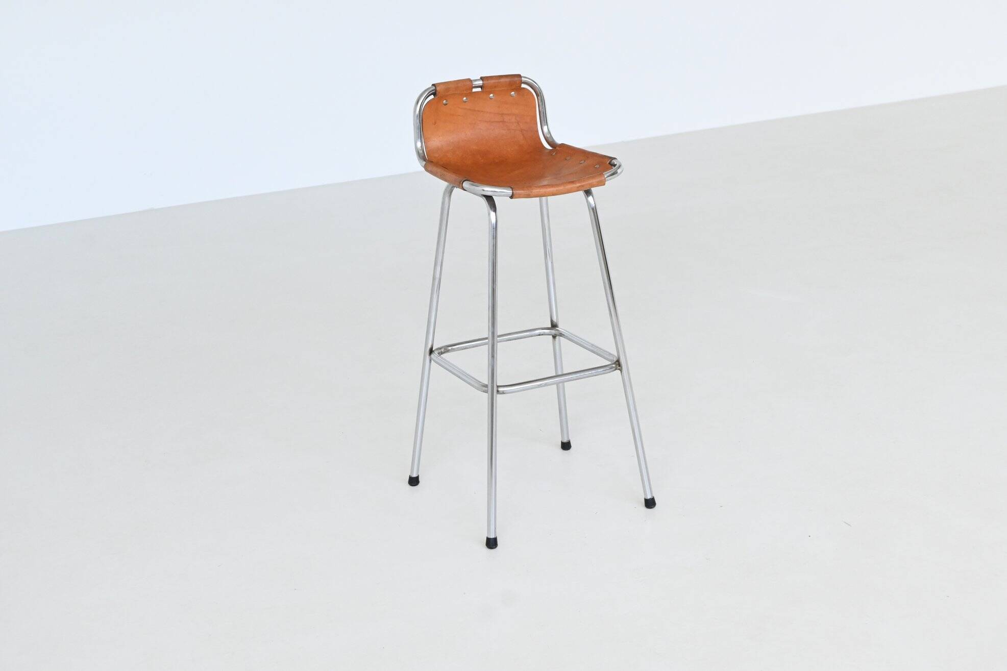 Tabourets de bar en cuir Charlotte Perriand Station de ski des Arcs France 1960