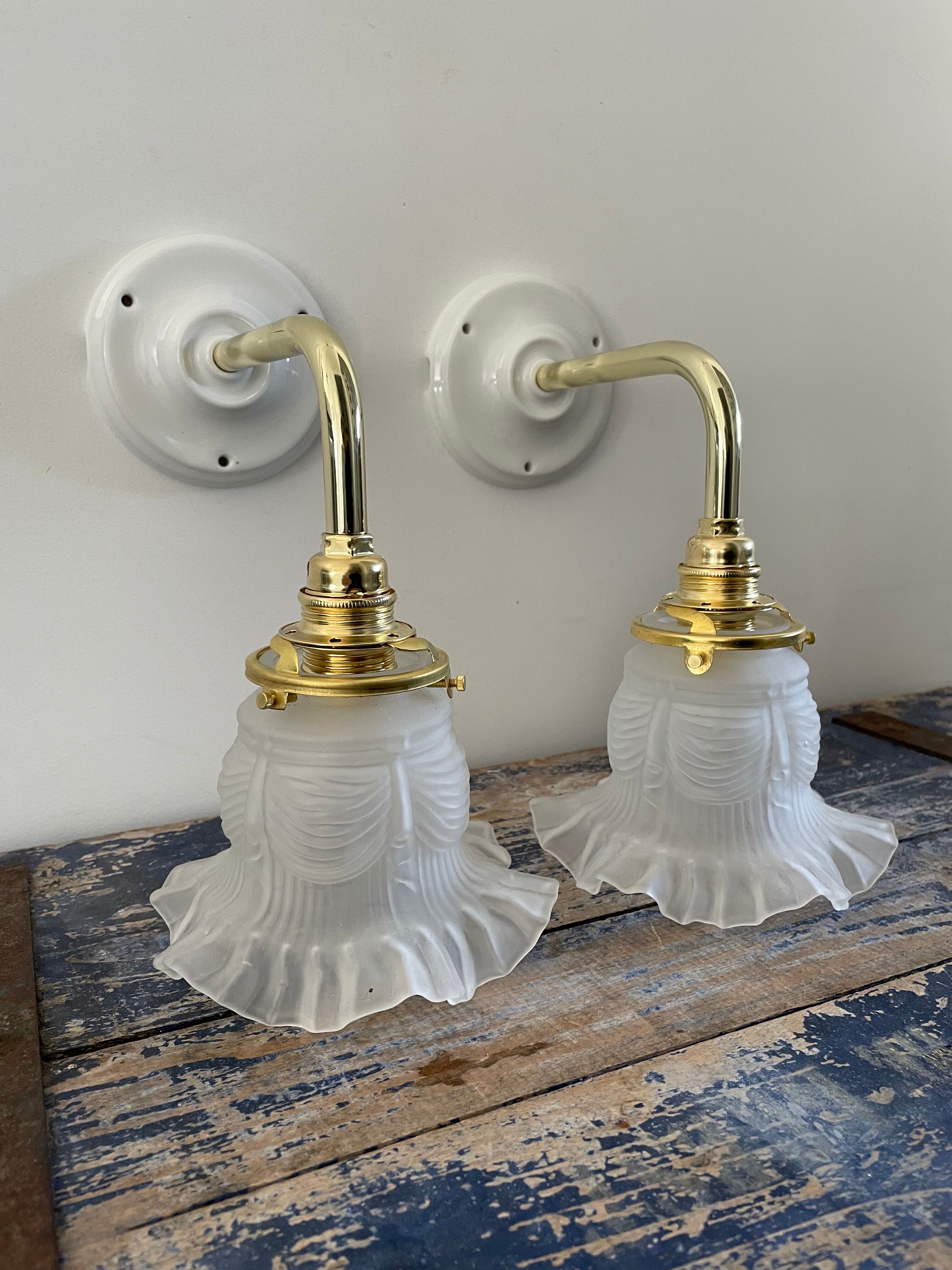 Paire d’appliques Art Déco en verre drapé électrifiées à neuf