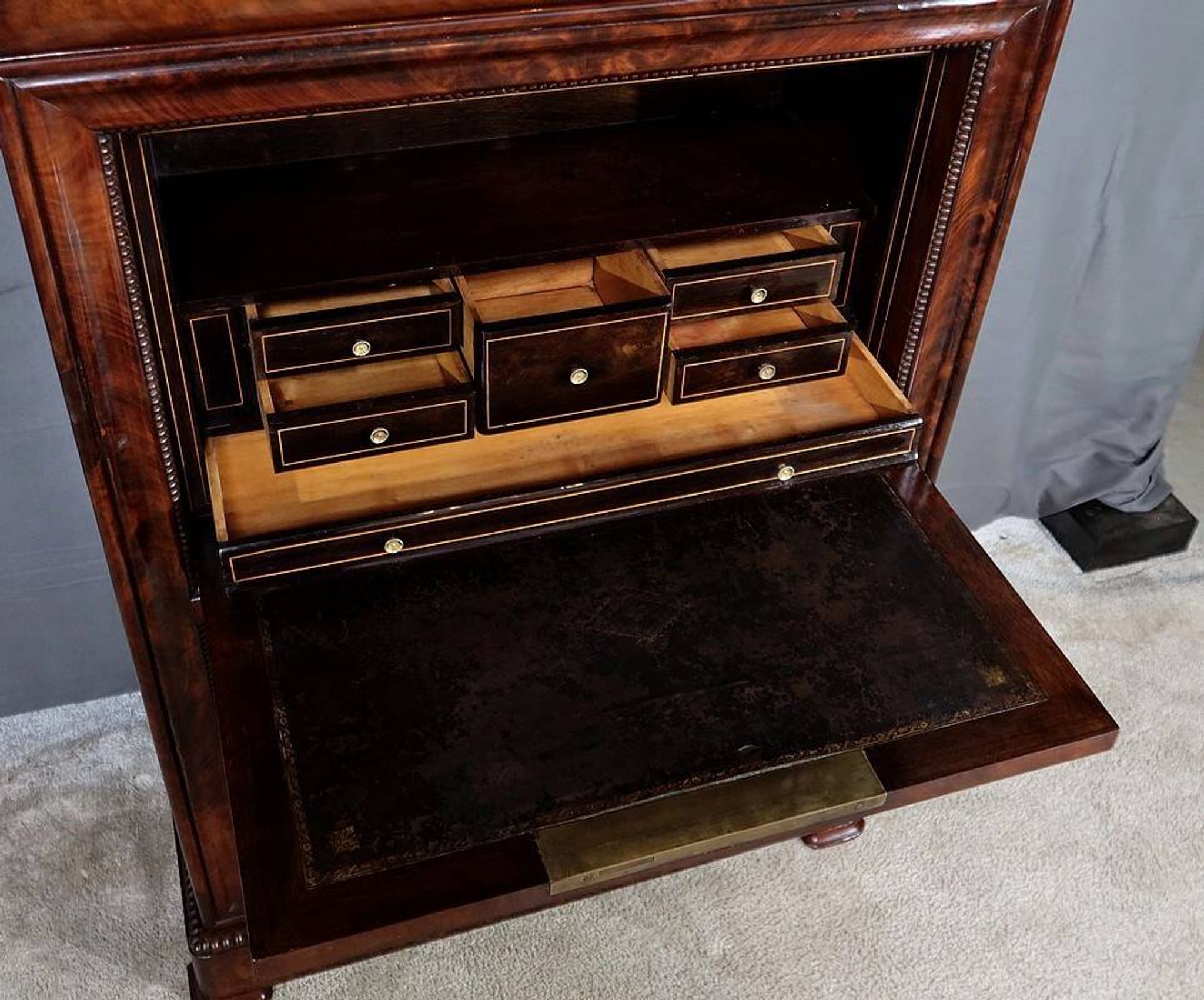 Small Secretary in Burl Mahogany Veneer, Restoration Period – Early 19th Century
