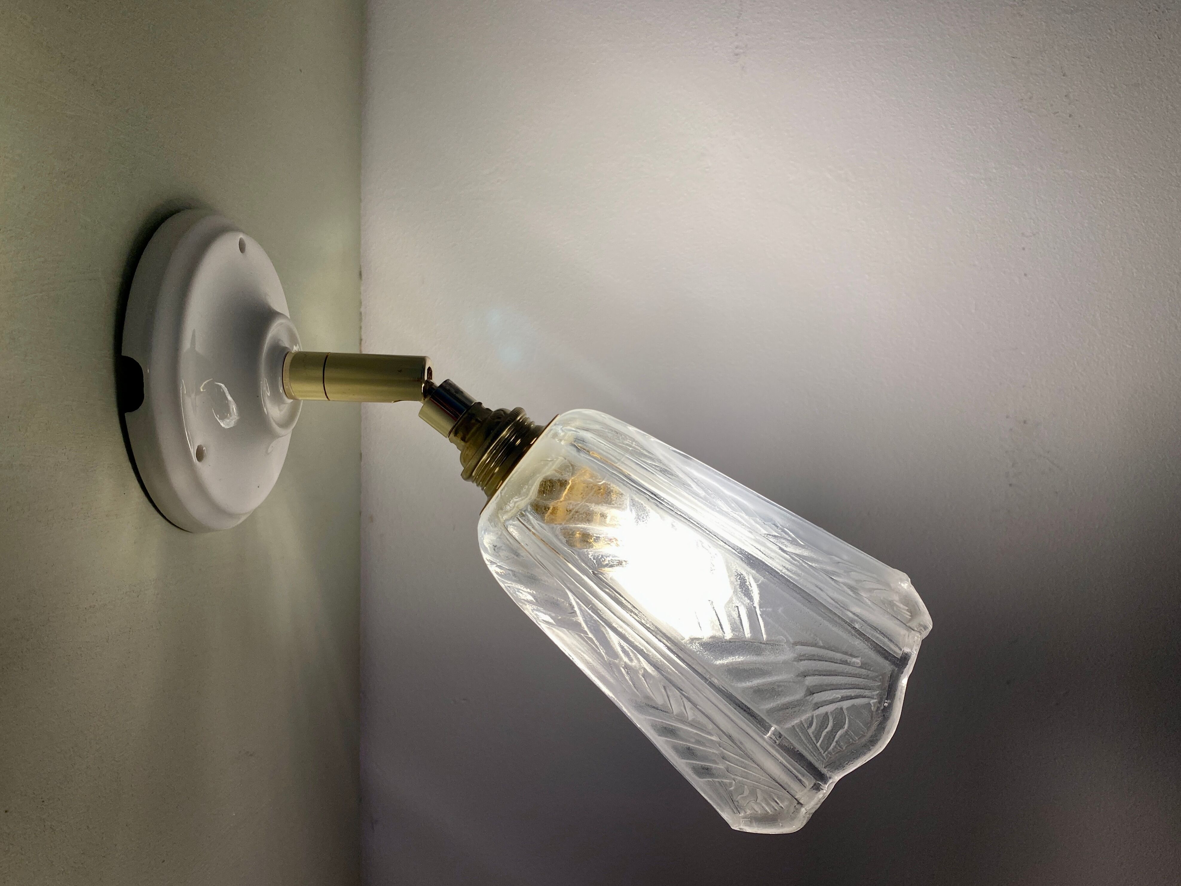 Vintage art deco tulip wall lamp in frosted glass