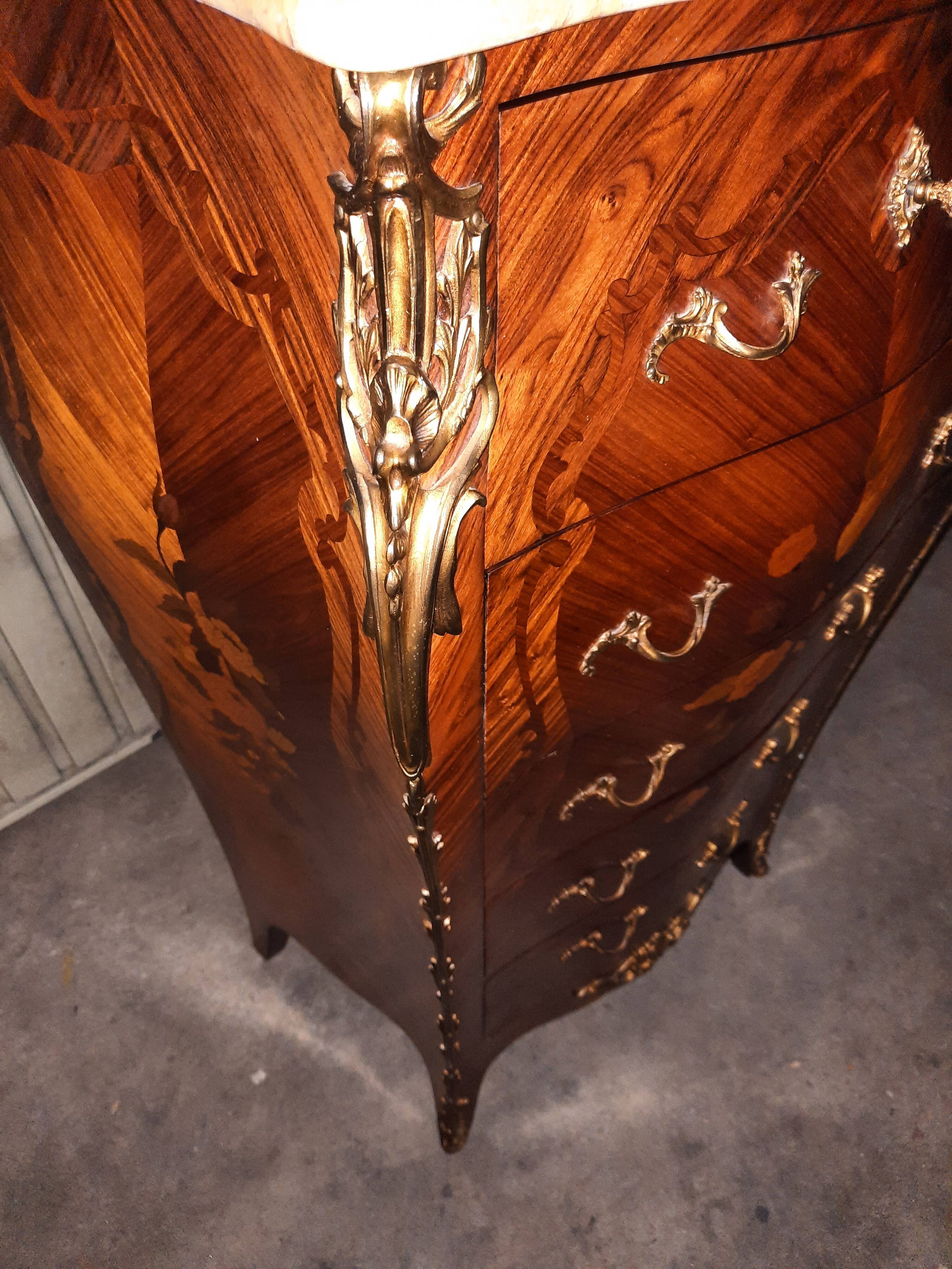 Chiffonnier en marqueterie fleurie de style Louis XV