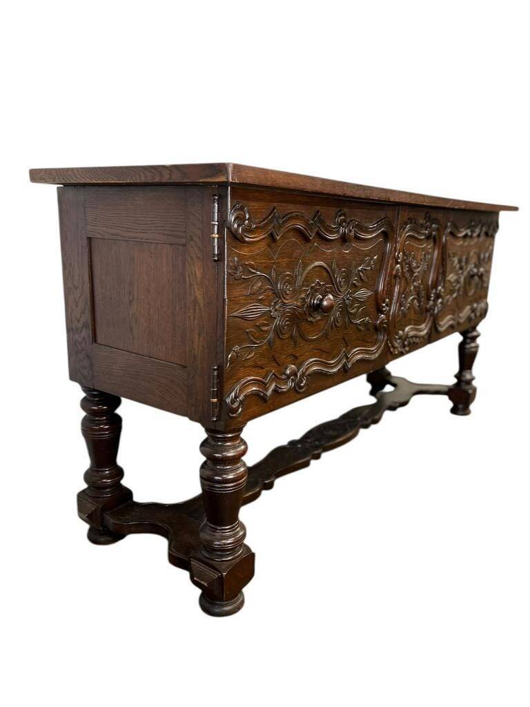 Buffet sculpté vintage en bois / armoire