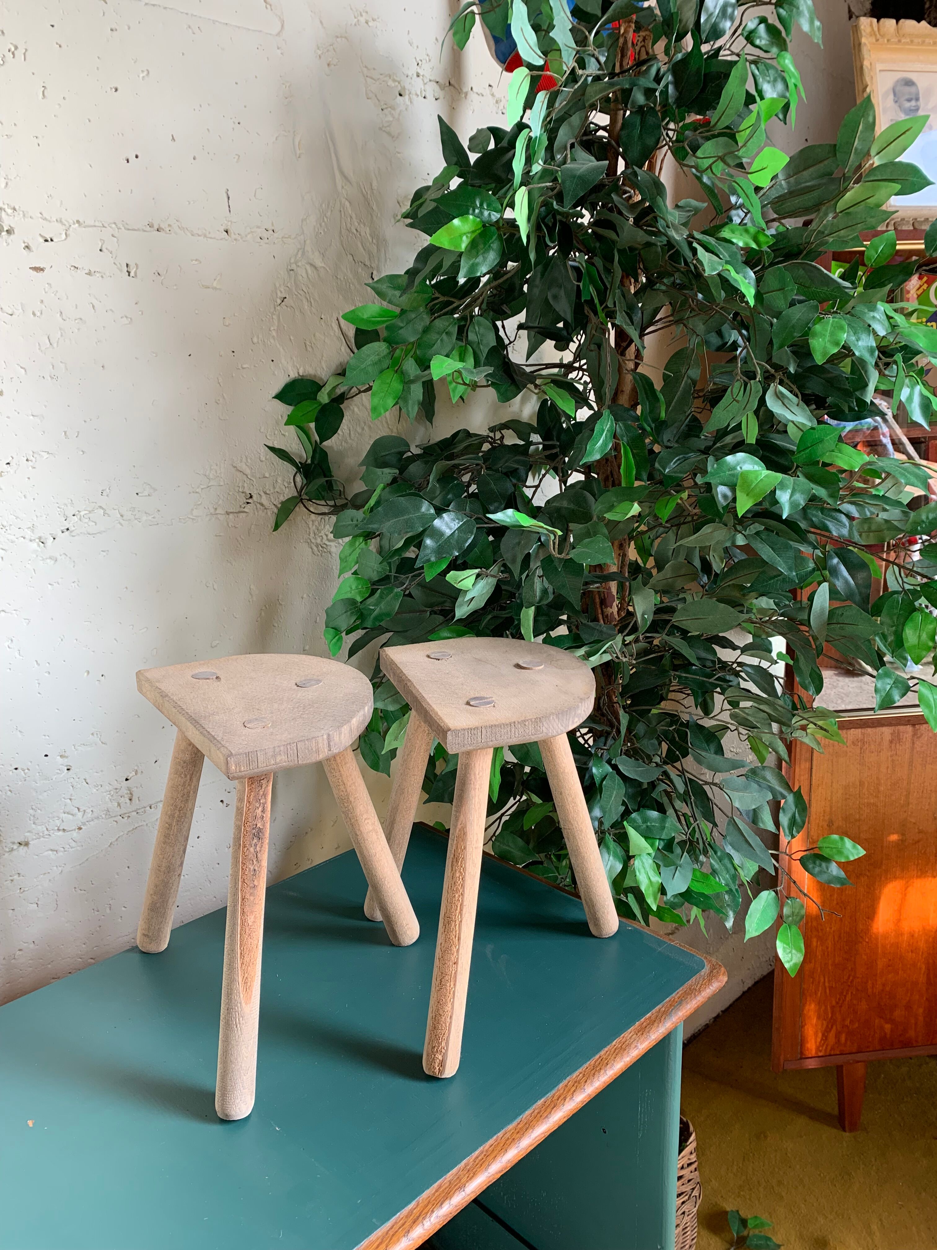 Duo de tabourets tripodes en bois brut