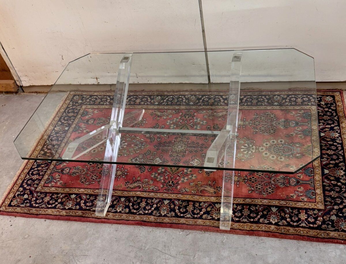 Designer coffee table in glass with an altuglass base.