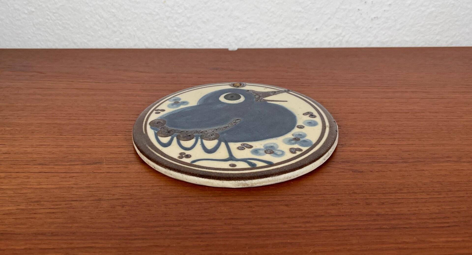 Mid-century Danish studio wall plate in pottery with bird design by Erling & Karin Heerwagen, 1976.