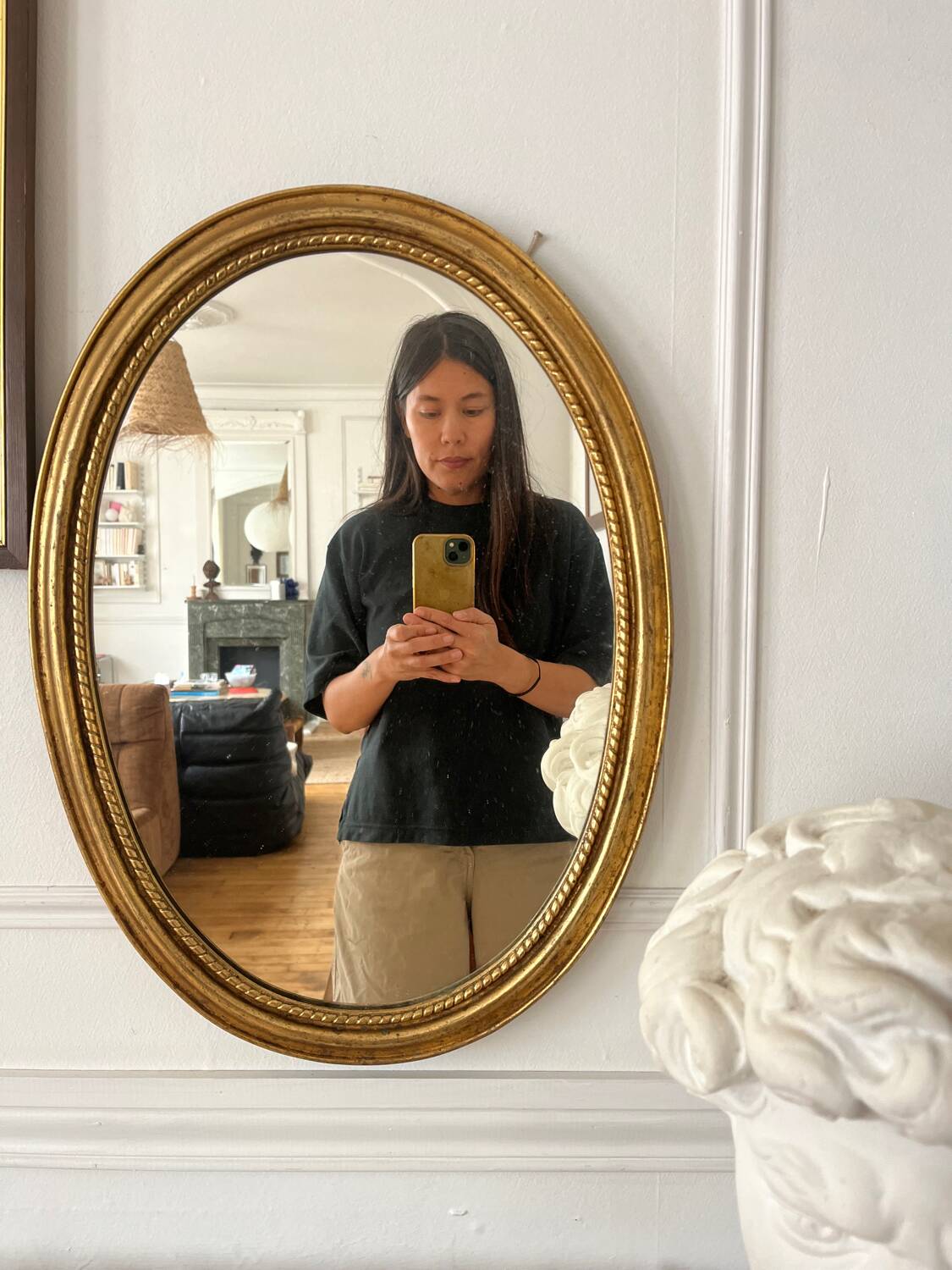 Oval mirror in antique gilded wood