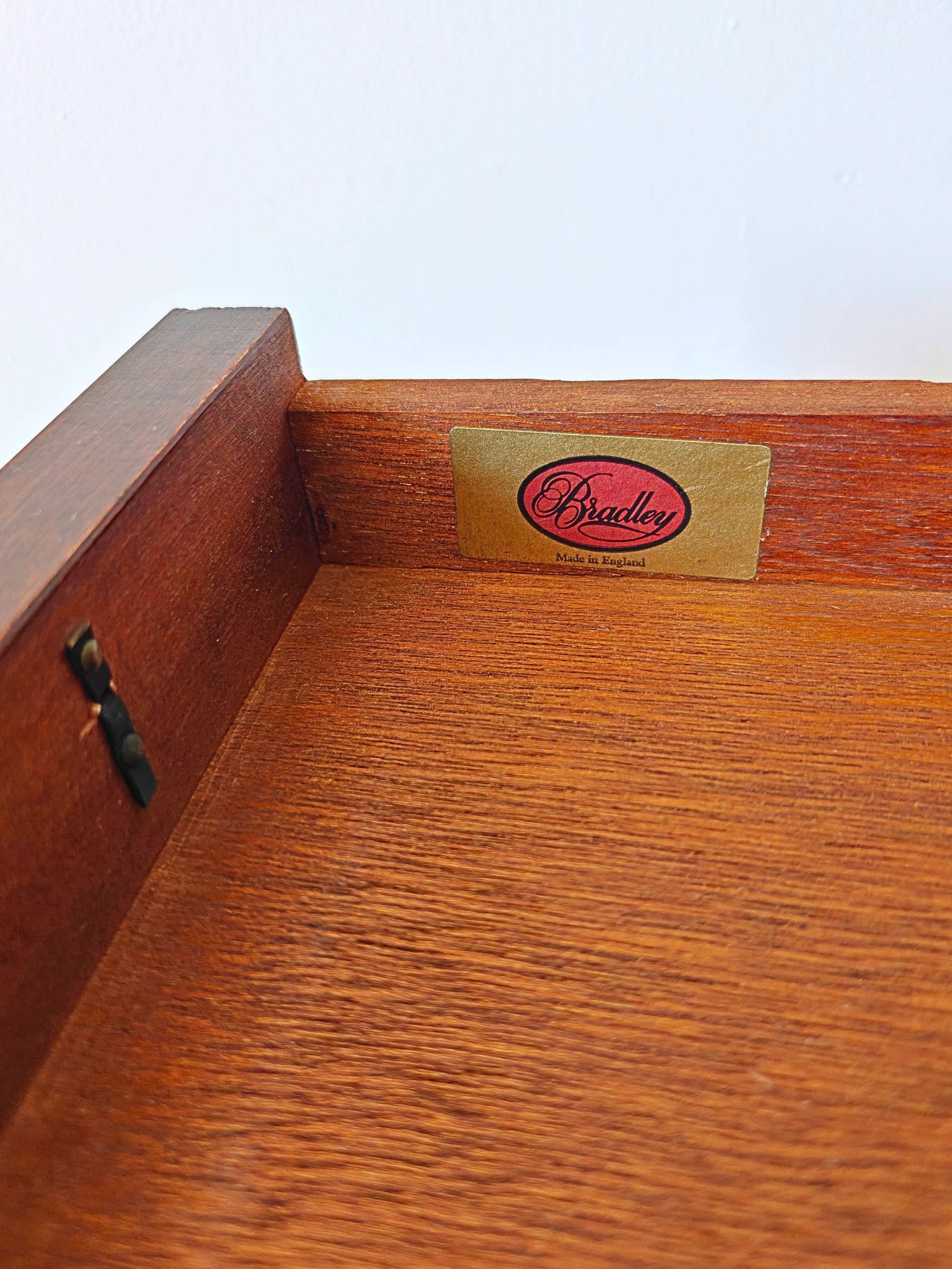 Table d'appoint en if par Bradley England