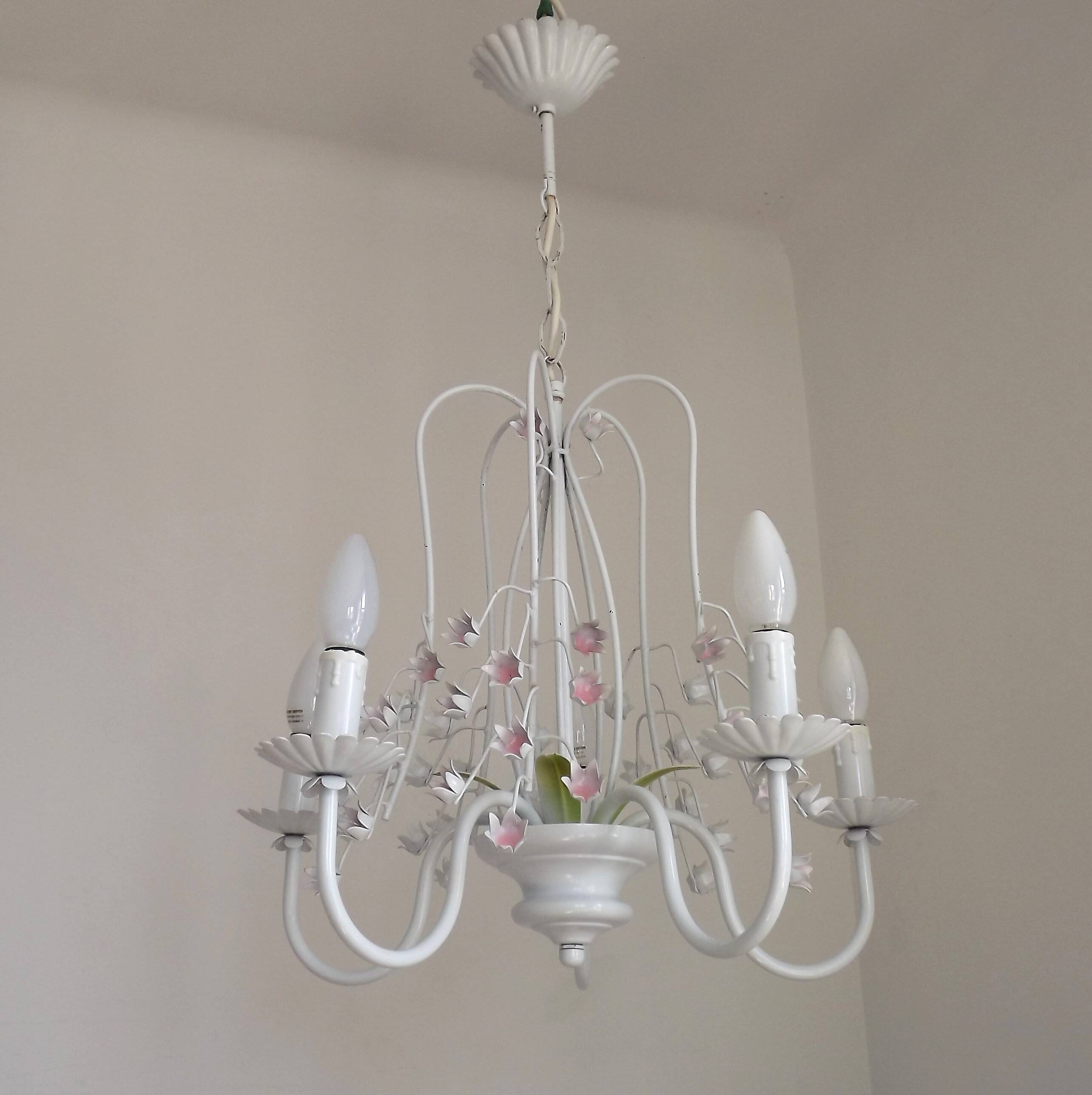 Chandelier vintage en métal blanc à 5 lumières avec des fleurs de glycine roses.