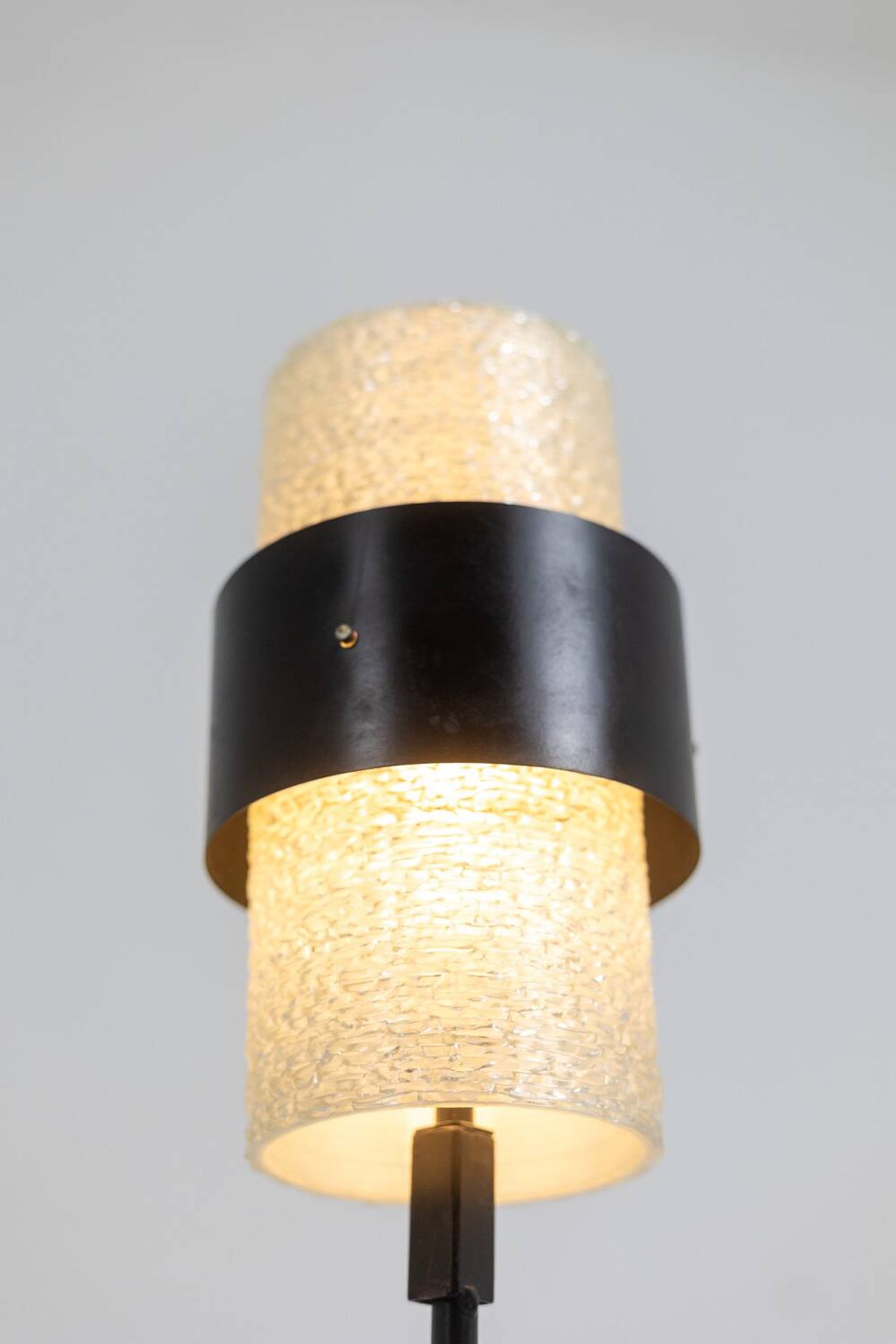 Tripod lamp in granite lucite and lacquered metal. 1950s.