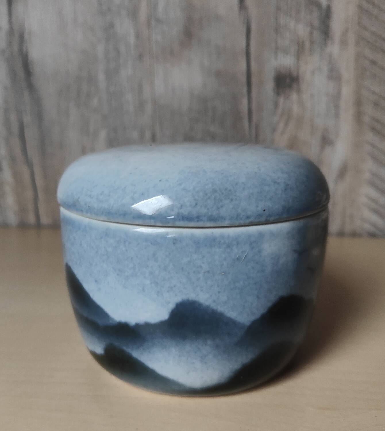 Blue covered pot with virebent