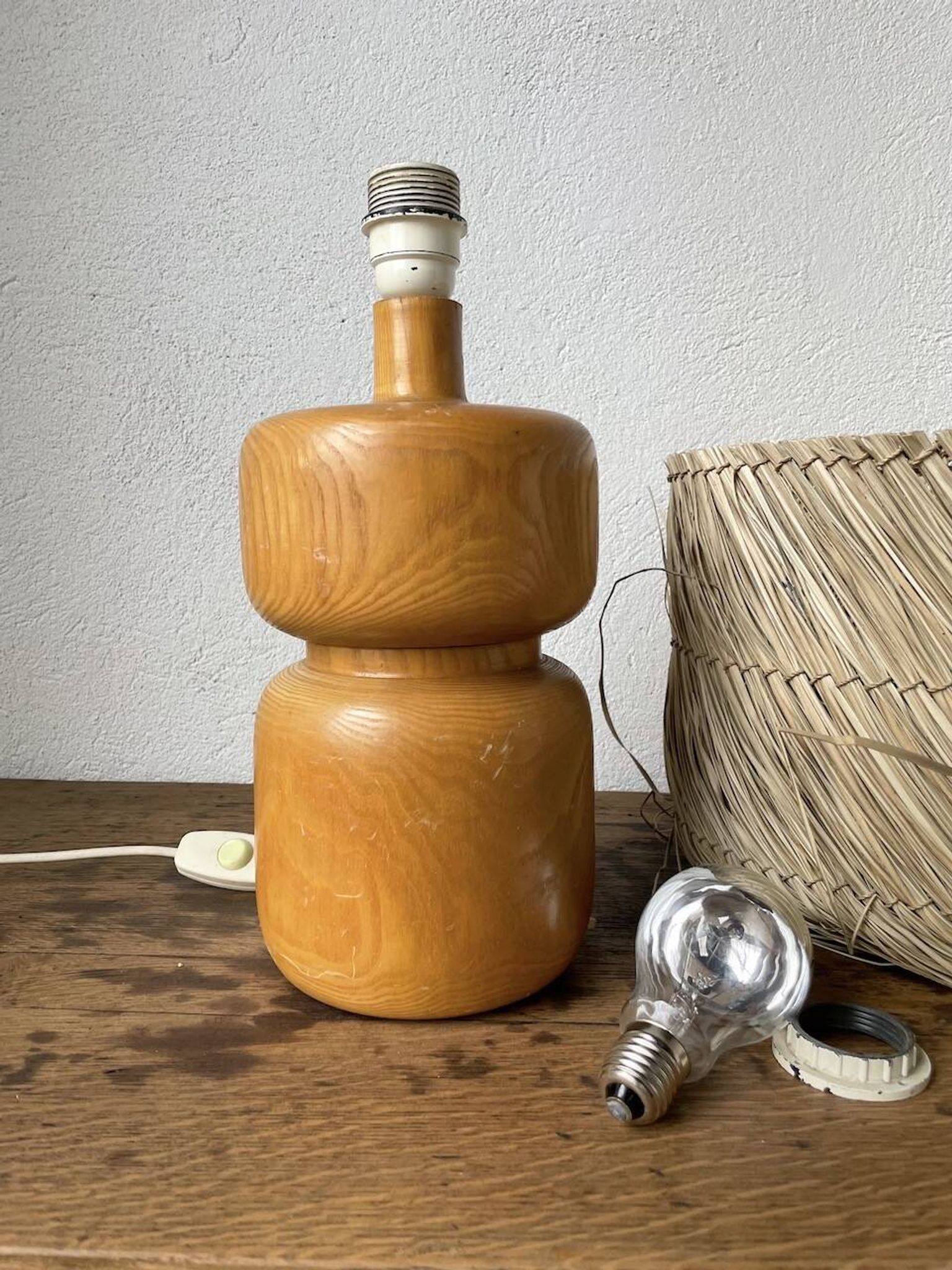 Lampe années 50 bois et paille