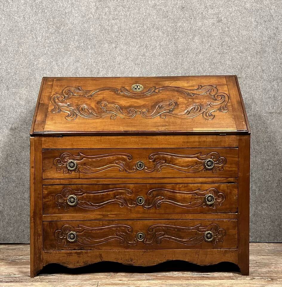 18th century chest of drawers in carved cherrywood circa 1780