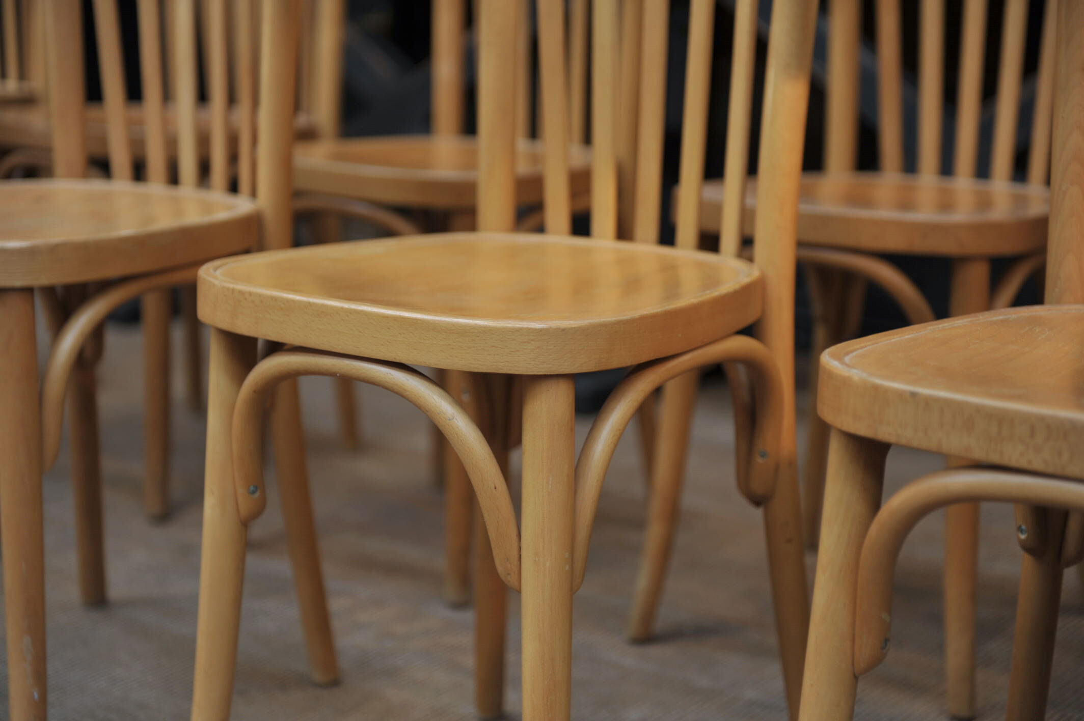 Lot de 6 anciennes chaises bistrot en hêtre courbé des années 1950