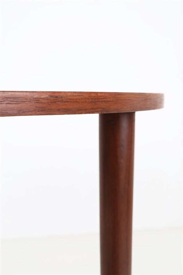 Round Winge Møbler “No. 31” teak coffee table / Mid-century Danish modern design / 1960s