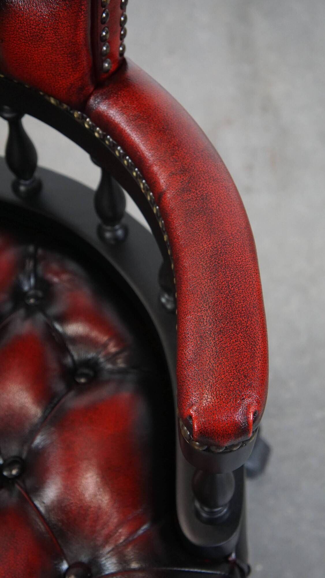 Chaise de bureau Chesterfield en cuir de vachette rouge/noir et bois