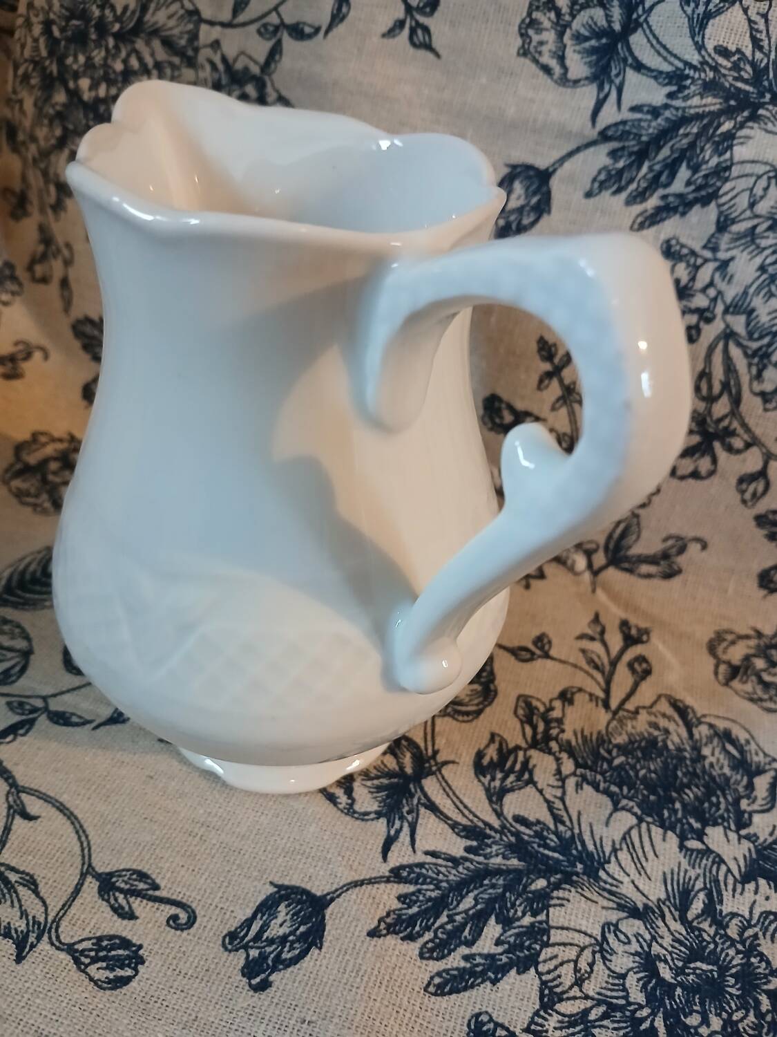 Petit pichet ancien en porcelaine 
