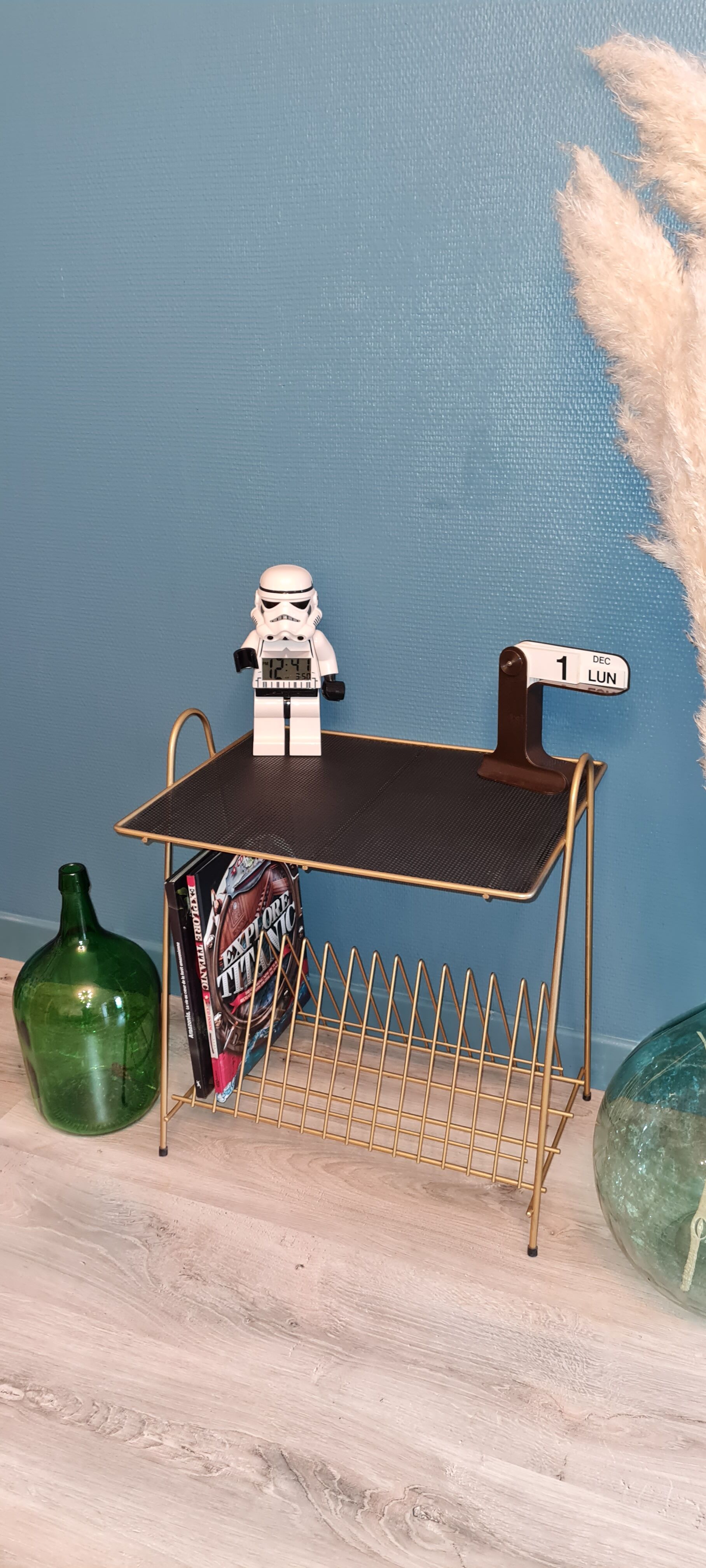 Magazine holder