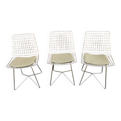Trois chaises dans le goût de Harry bertoia