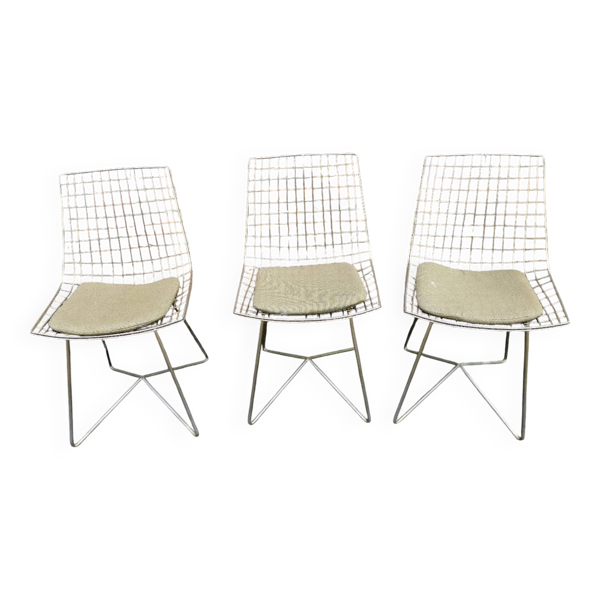 Trois chaises dans le goût de Harry bertoia