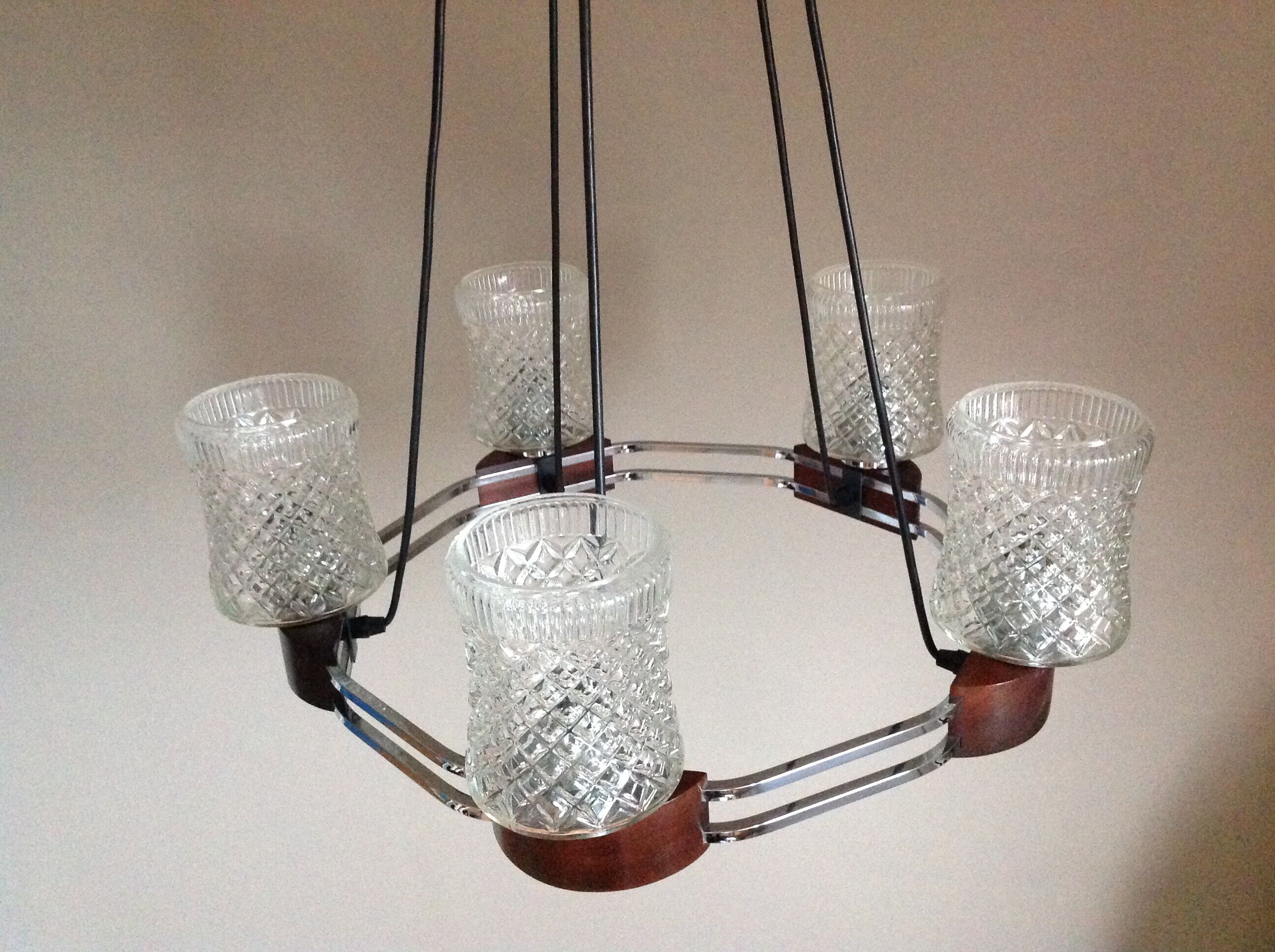 Lustre en chrome et teck à 5 feux style scandinave