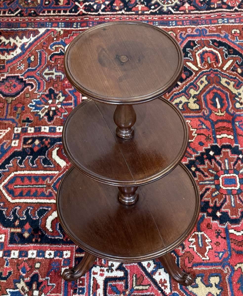 Three-tiered mahogany guéridon from the 19th century.