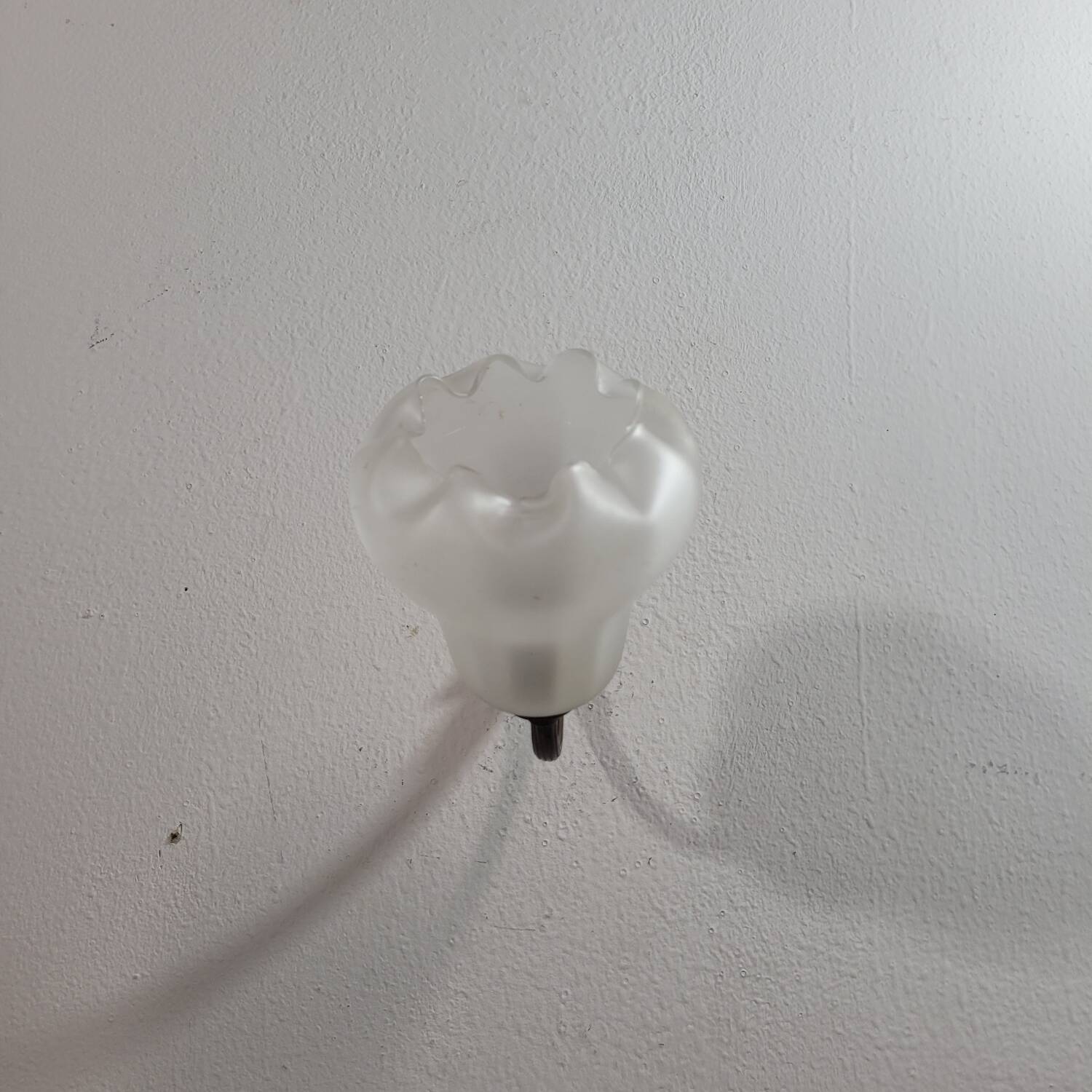 Vintage art deco wall lamp in sandblasted glass and brass