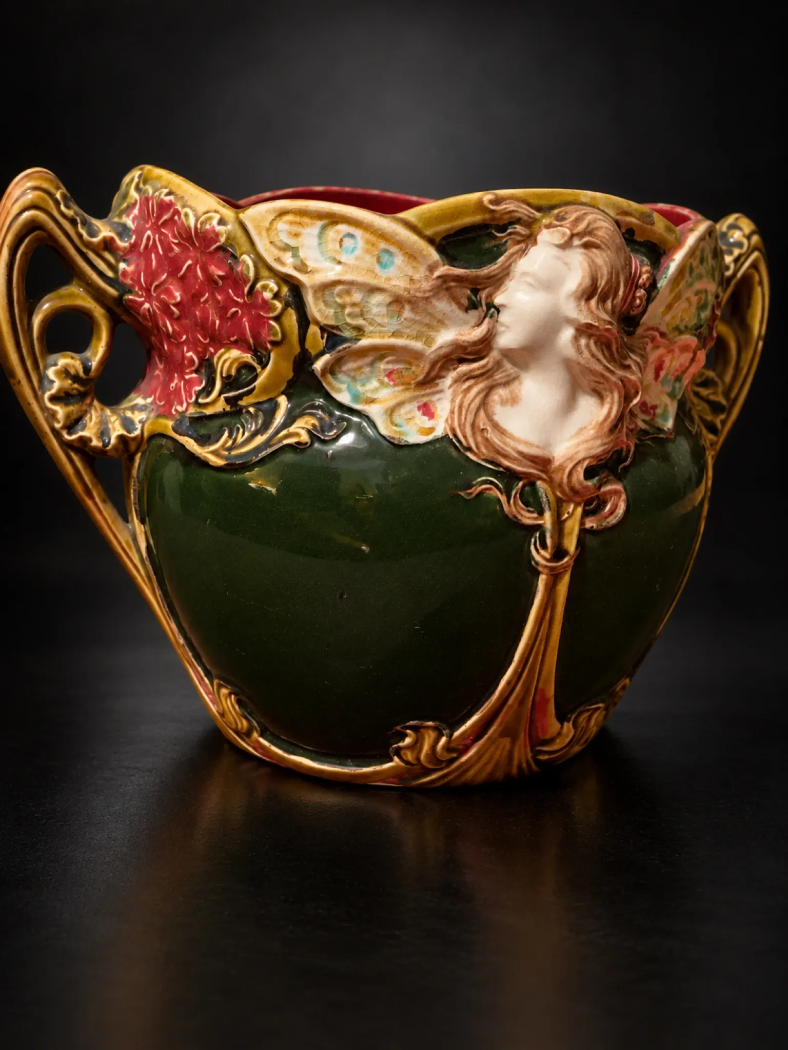 Cache-pot « Femme papillon » — Onnaing, vers 1900–1910